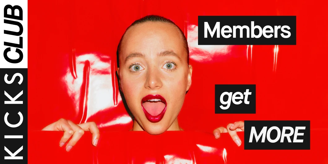  En person bak en rød bakgrunn med teksten "KICKS CLUB" på venstre side og "Members get MORE" på høyre side.