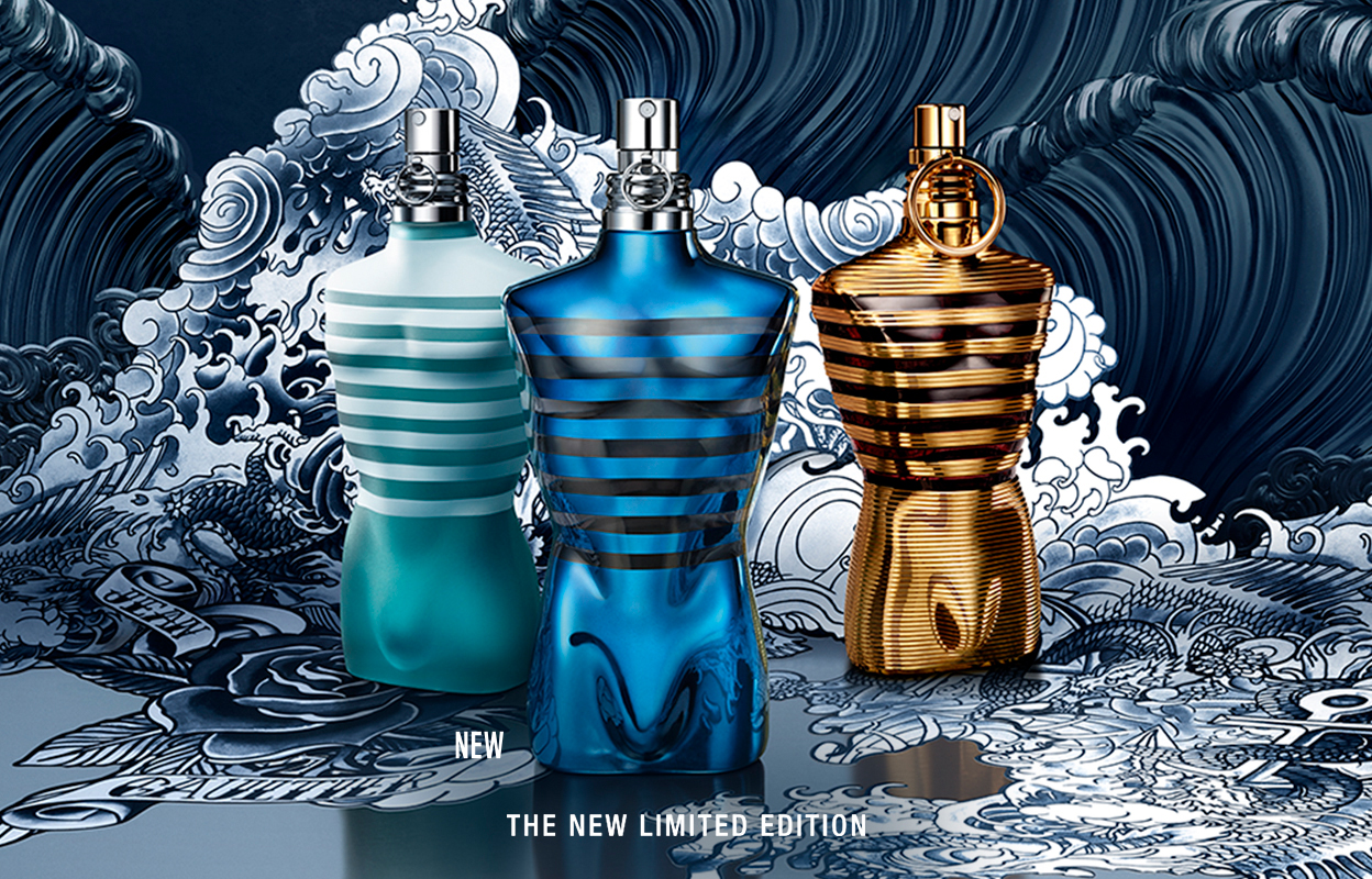 Jean Paul Gaultier Le Male-parfymflaskor i limited edition-design mot vågformad illustrerad bakgrund.