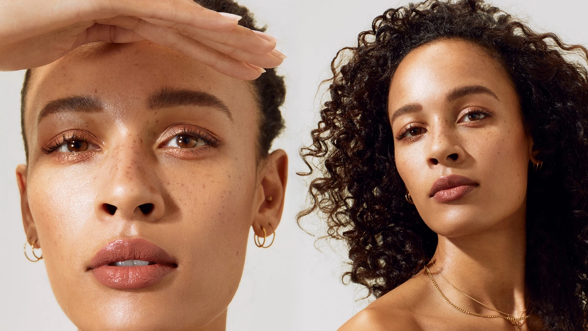 Två porträtt av en person med naturlig makeup, i närbild och halvkroppsbild, med guldaccessoarer mot ljus bakgrund.