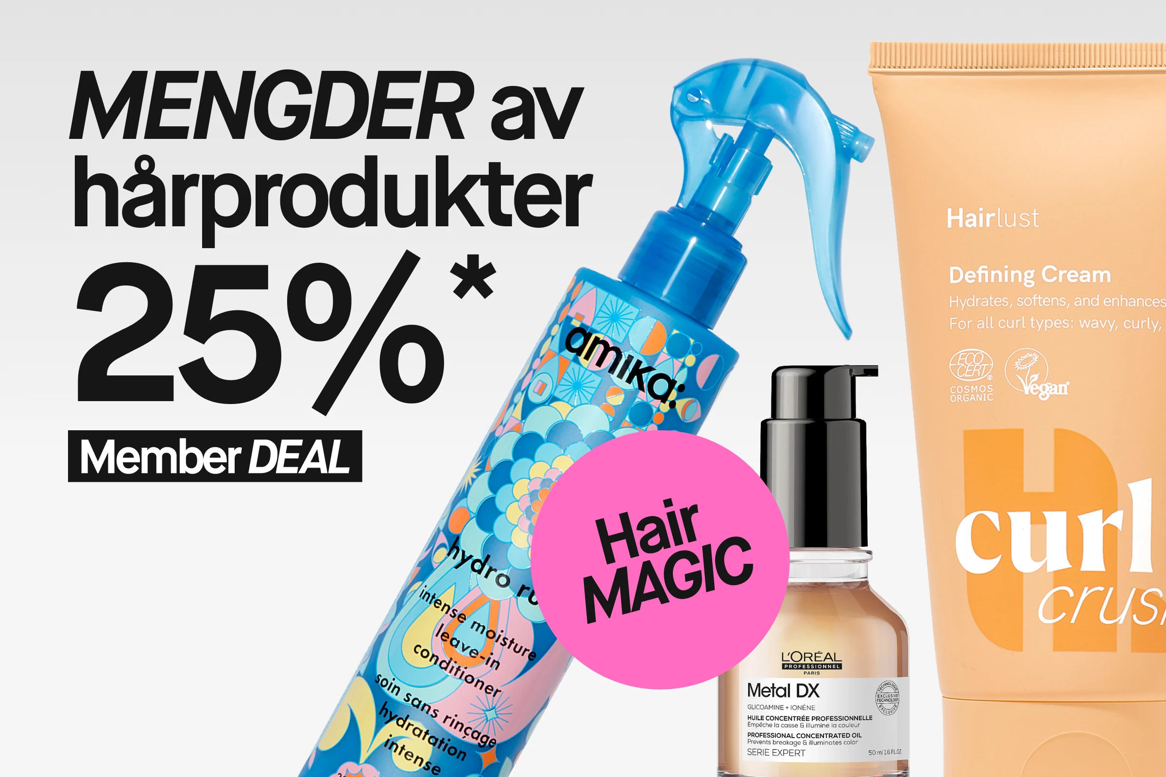 Kampanjebilde med teksten «Massor av hårprodukter 25%» og «Member DEAL». Flere hårprodukter vises, blant annet en blå Amika-sprayflaske, en oransje Curl Crush-tube fra Hairlust, en grønn Björn Axén-flaske og en liten hårprodukt i glass. Rosa sirkel med teksten «Hair MAGIC».