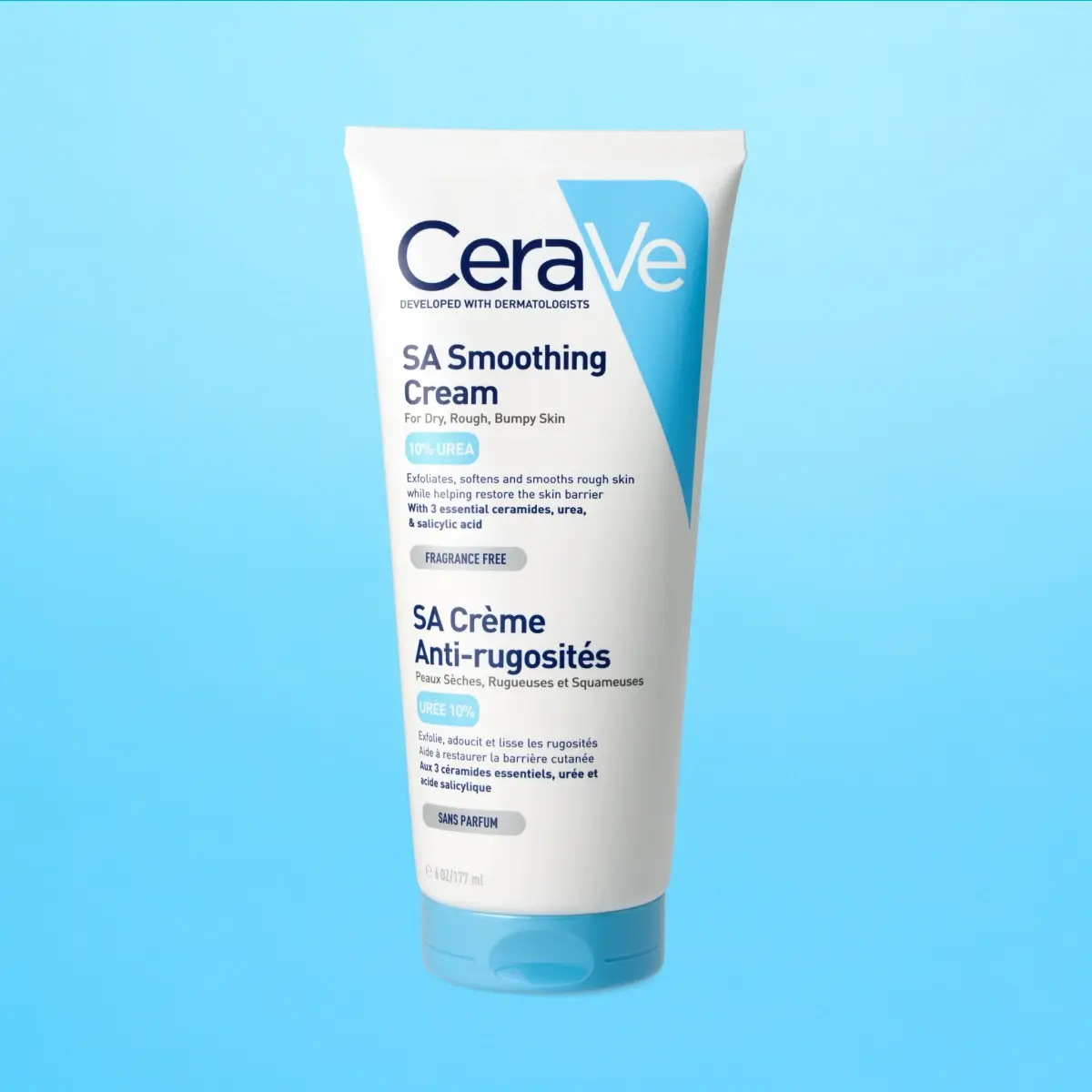 CeraVe SA Smoothing Cream -voide vaaleansinisellä taustalla.