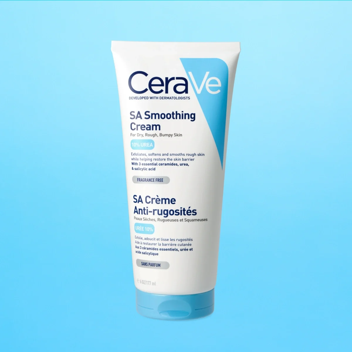 CeraVe SA Smoothing Cream -voide vaaleansinisellä taustalla.