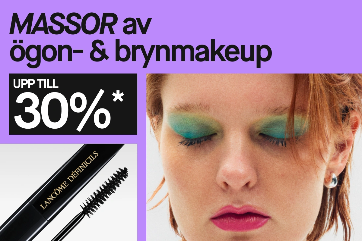 Texten “MASSOR av ögon- & brynmakeup UPP TILL 30%*” visas tillsammans med Lancôme Définicils mascara och en person med grön ögonskugga och rosa läppstift.