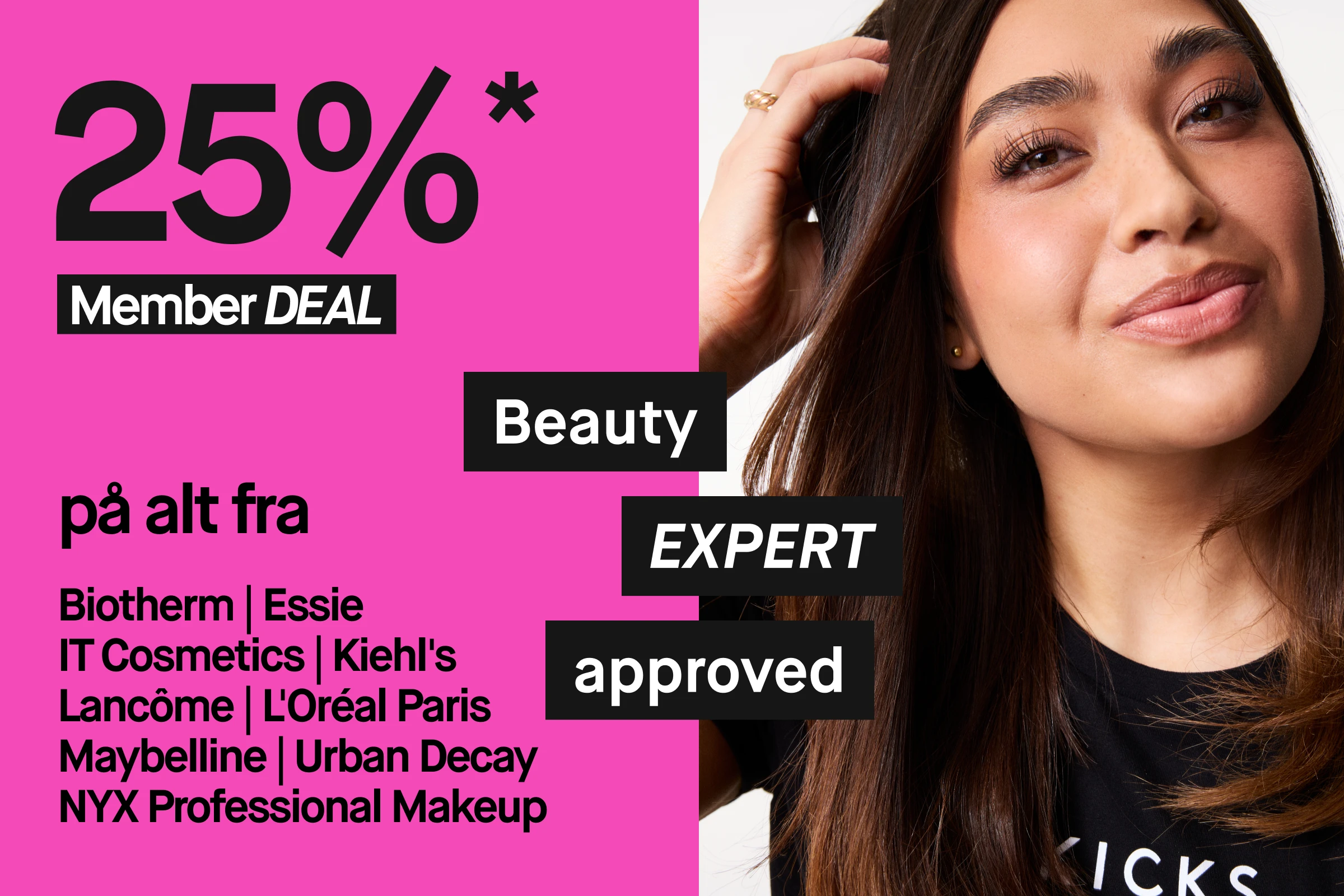 Portrett av en person med langt mørkt hår som holder én hånd i håret og ser mot kamera. Personen har på seg en svart topp med KICKS-logo. Bildet har rosa bakgrunn med tekst om 25 % medlemsdeal, beauty expert approved og opplistede merker: Biotherm, Essie, IT Cosmetics, Kiehl’s, Lancôme, L’Oréal Paris, Maybelline, Urban Decay og NYX Professional Makeup.