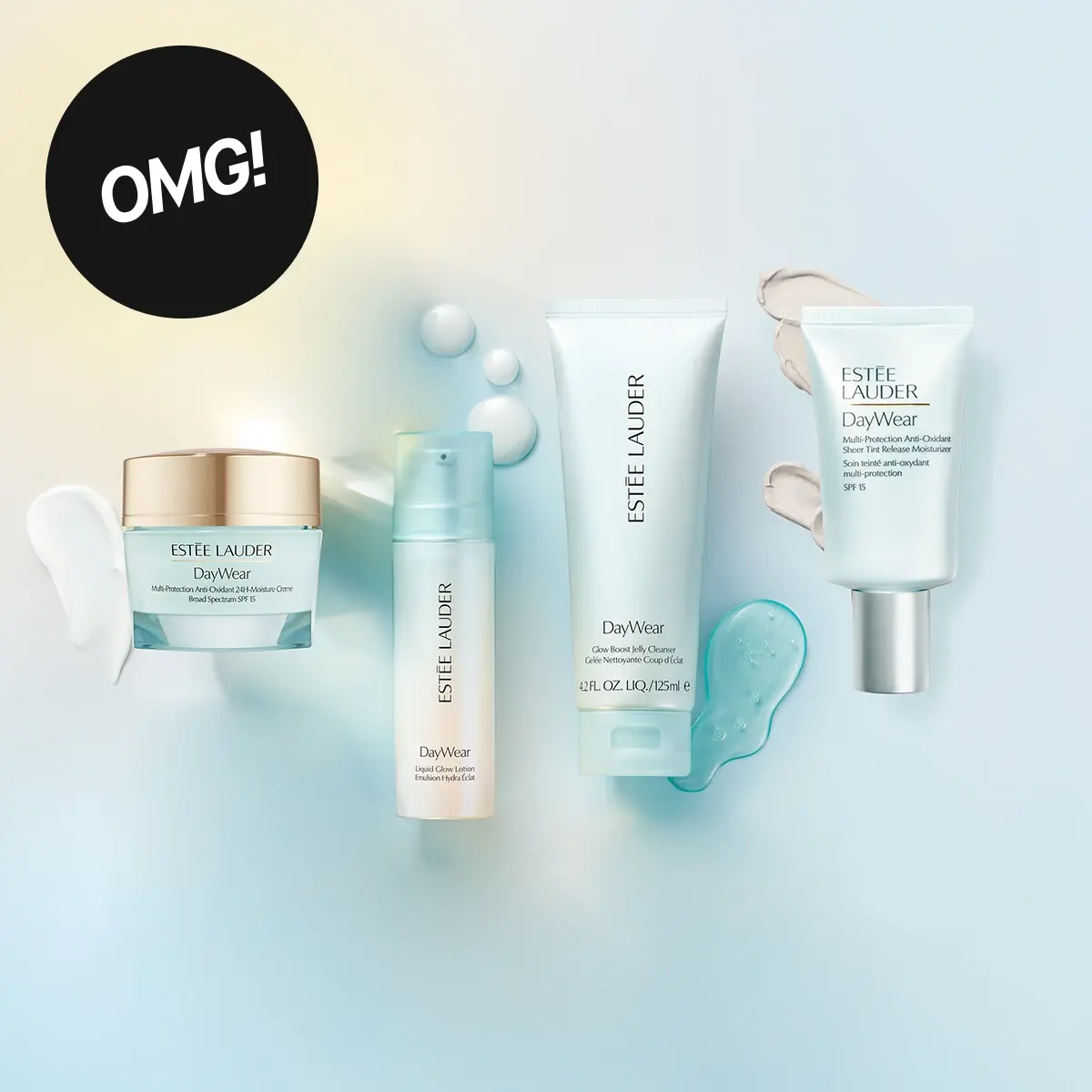 Estée Lauder DayWear -ihonhoitotuotteita vaaleansinisellä taustalla sekä voide- ja geelikoostumuksia: Multi-Protection Anti-Oxidant 24H-Moisture Creme Broad Spectrum SPF 15, Liquid Glow Lotion, Glow Boost Jelly Cleanser 125 ml ja Multi-Protection Anti-Oxidant Sheer Tint Release Moisturizer SPF 15. Mustassa ympyrässä teksti ”OMG!”.