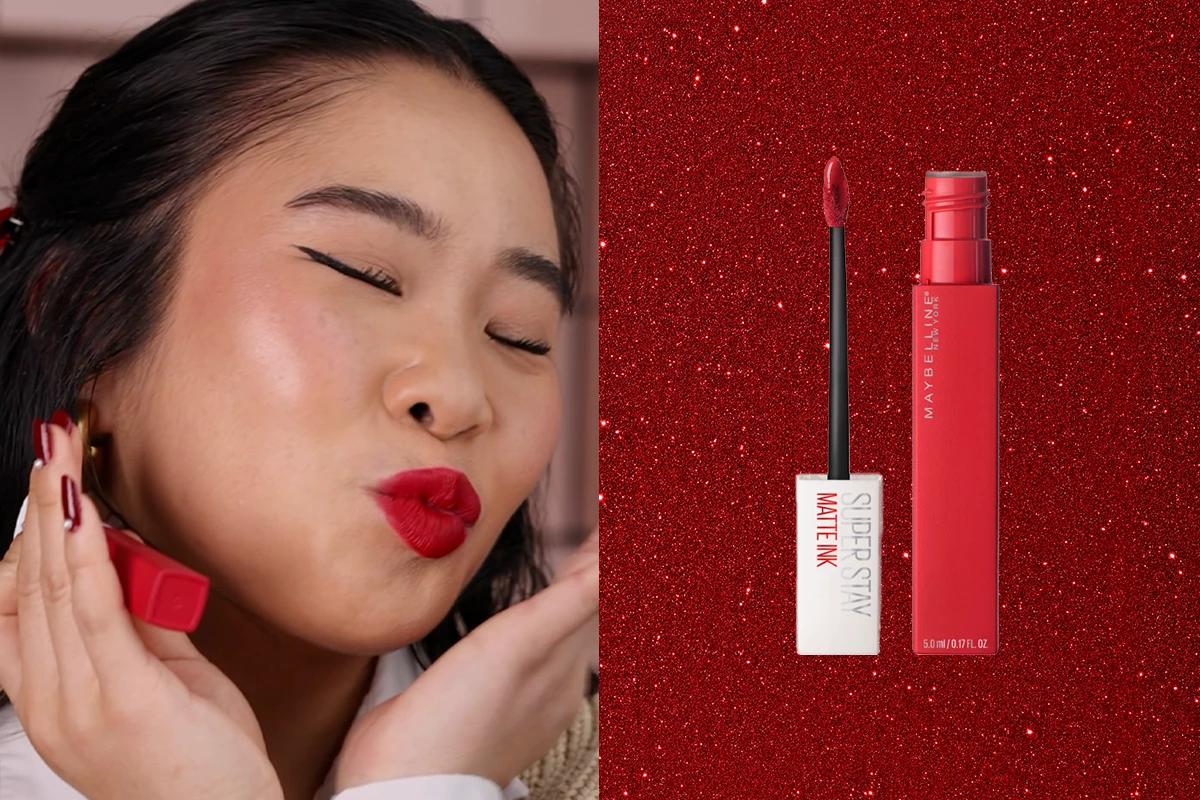 Tjej med röda röda läppar, samt Maybelline Superstay Matte Ink Pioneermot röd glittrig bakgrund.