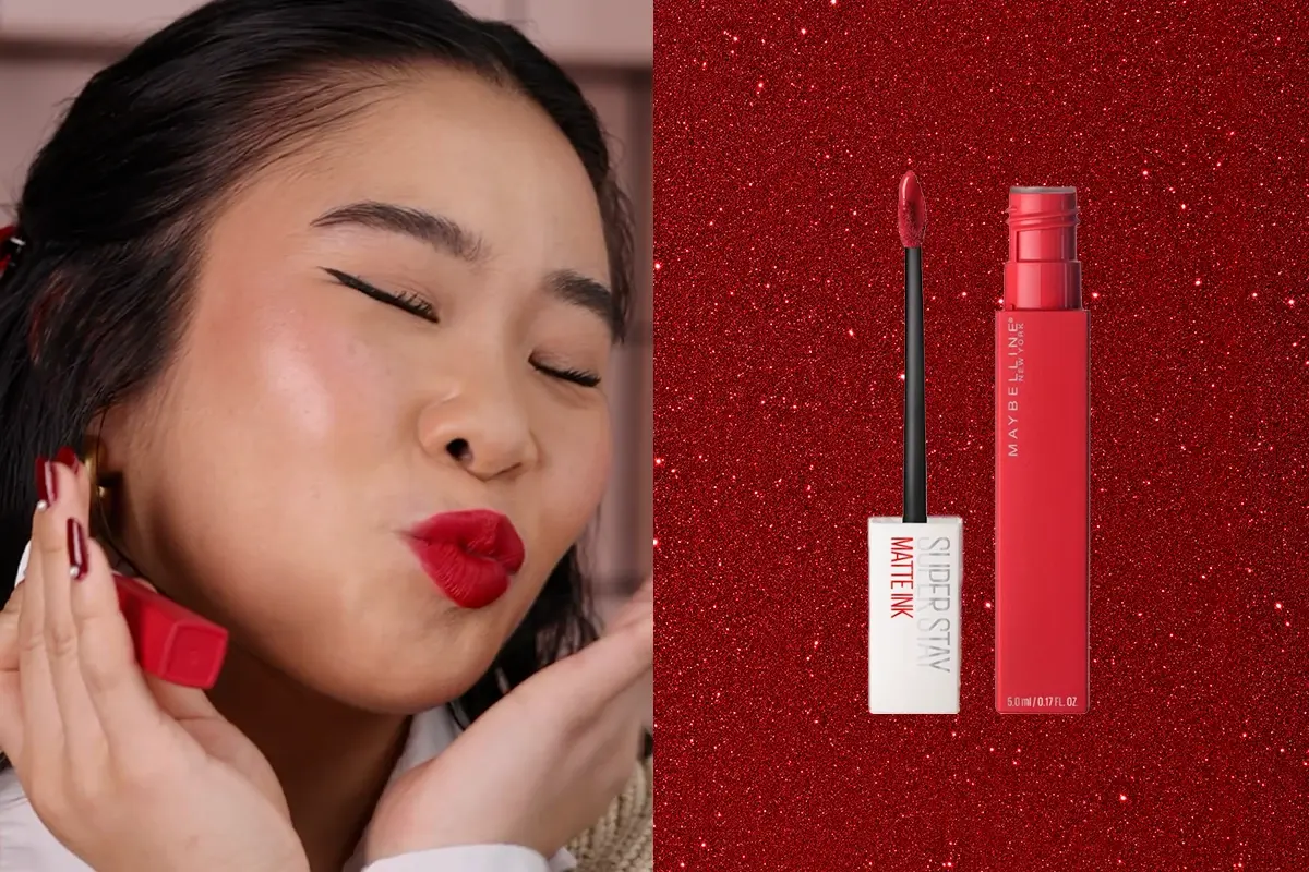 Tjej med röda röda läppar, samt Maybelline Superstay Matte Ink Pioneermot röd glittrig bakgrund.