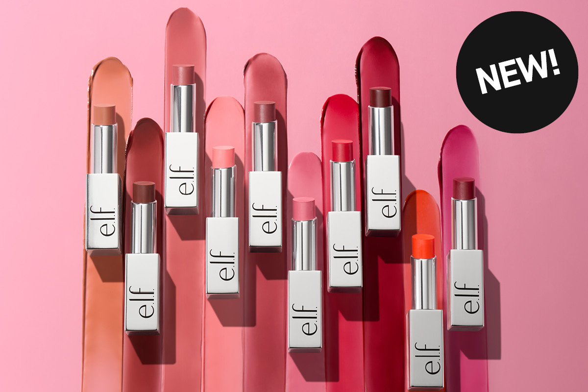 Flera e.l.f.-läppstift i olika nyanser mot rosa bakgrund. I bildens övre del finns en svart cirkel med texten ”NEW!”.