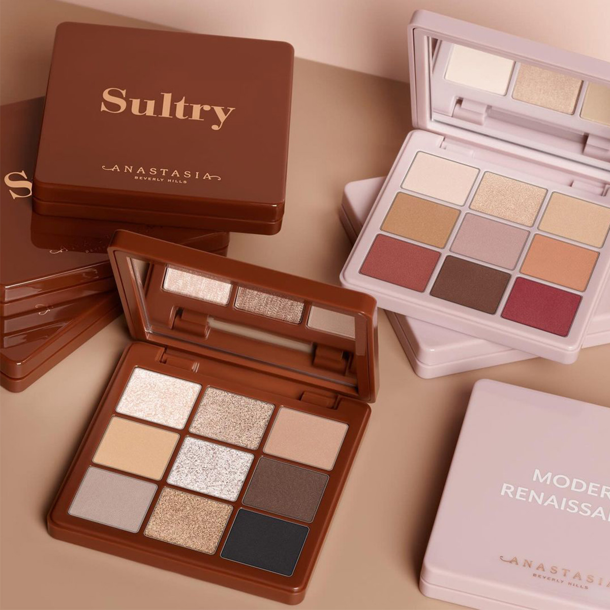 Anastasia Beverly Hills -merkin luomiväripaletit. Tausta on beige ja luo tyylikkään ja tyylikkään tunnelman.