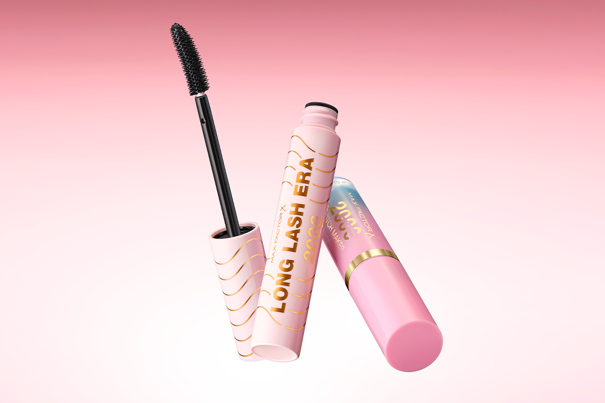 Max Factor 2000 Calorie Long Lash Era-maskara og leppeprodukt mot rosa bakgrunn.