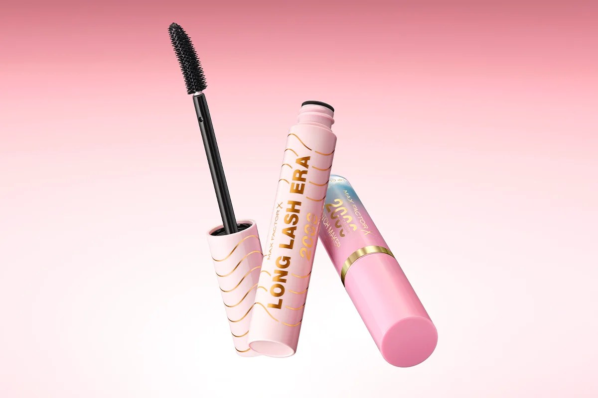 Max Factor 2000 Calorie Long Lash Era-maskara og leppeprodukt mot rosa bakgrunn.