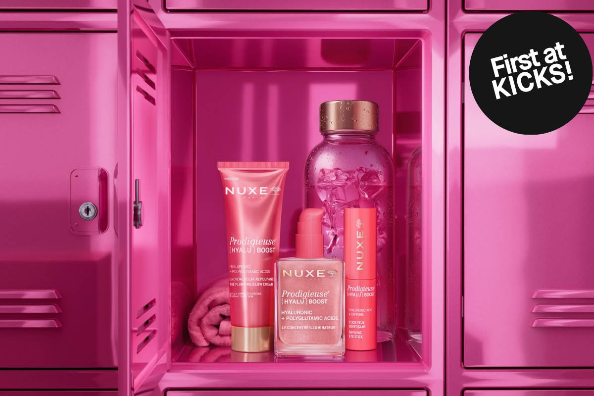NUXE Prodigieuse Boost -ihonhoitotuotteet pinkissä kaapissa teksteillä "NUXE", "Prodigieuse BOOST", "HYALURONIC + POLYGLUTAMIC ACIDS" sekä musta ympyrä tekstillä "First at KICKS!".