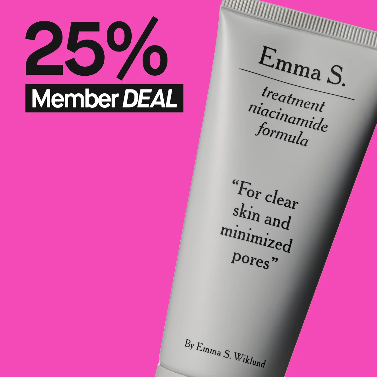 Bildet viser et nærbilde av en grå tube fra Emma S. Teksten på tuben lyder "Treatment Niacinamide Formula". Bakgrunnen er rosa og teksten "25% Member DEAL" vises over tuben.