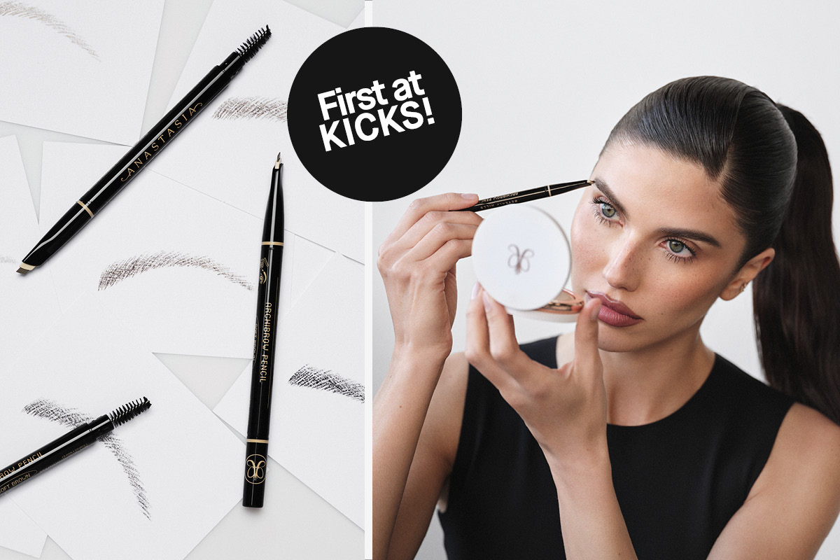 Flera svarta ögonbrynspennor från Anastasia Beverly Hills arrangerade diagonalt mot ljus bakgrund. På pennorna syns texterna “ANASTASIA Beverly Hills” och “BROW DEFINER TRIANGULAR TIP”, samt en öppen penna med spoolieborste och texten “ARCHBROW PENCIL”.
