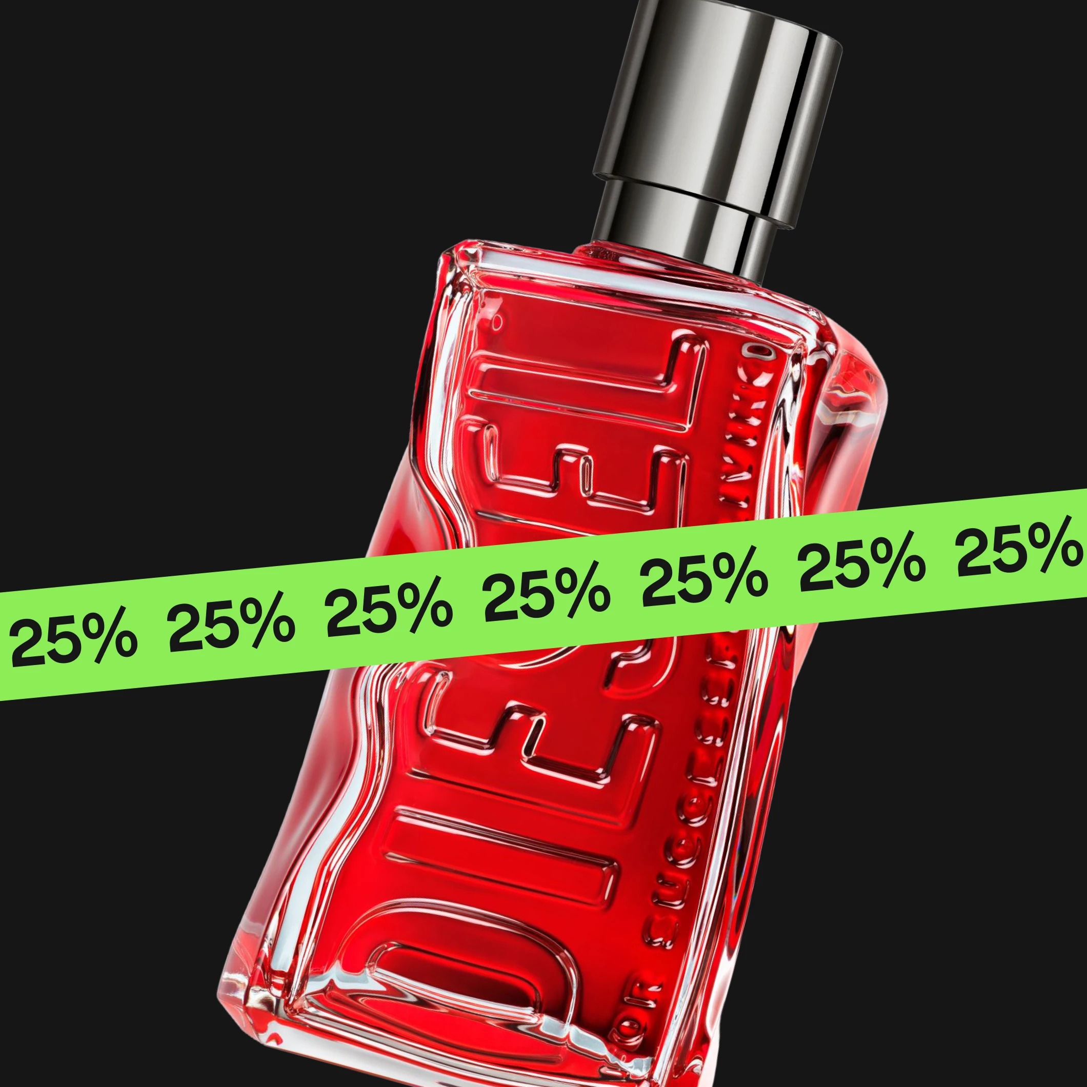 Diesel parfymeflaske i rødt glass med preget logo mot svart bakgrunn, med grønn stripe med gjentatt "25%".