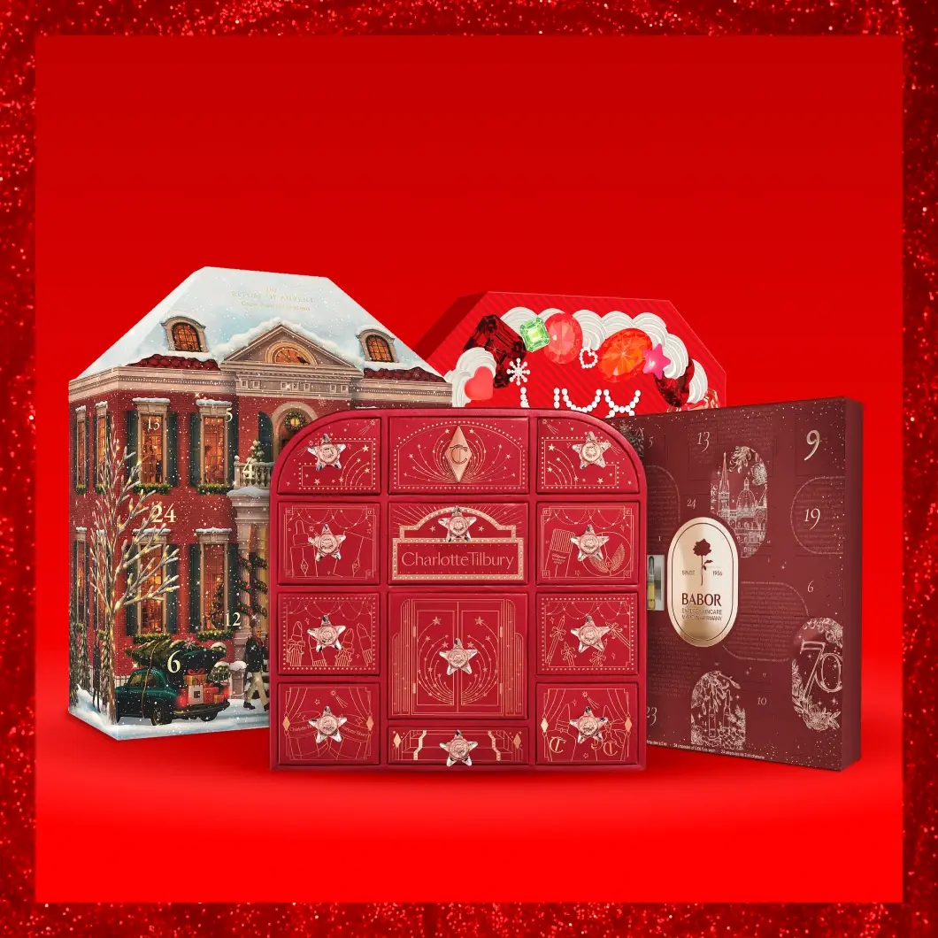 Adventskalendere: Rituals huskalender, rød Charlotte Tilbury med skuffer, NYX PROFESSIONAL MAKEUP og burgunder Babor hudpleiekalender.