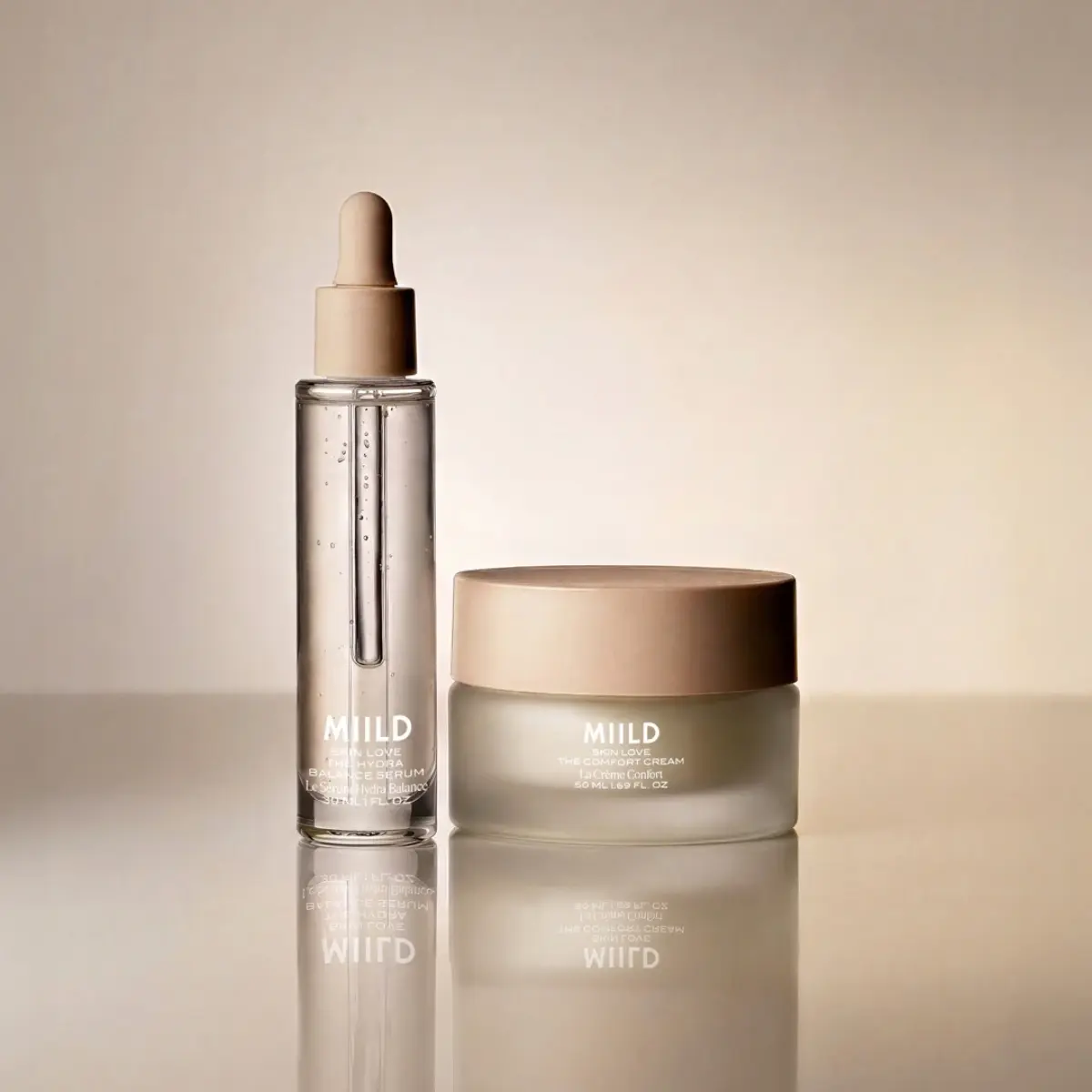 MIILD-hudpleieproduktene The Hydra Balance Serum og The Comfort Cream mot en lys bakgrunn.