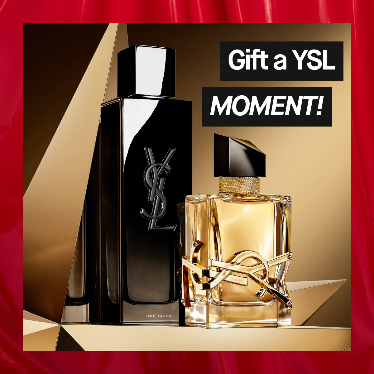 Två YSL-parfymer i lyxiga flaskor, en svart och en guldtonad, stående mot geometrisk bakgrund i guld och svart med röda draperier – exklusiv parfymbild med modern elegans.