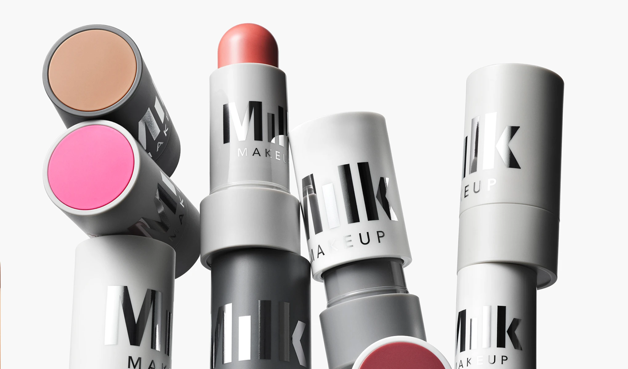 Sminkestifter fra Milk Makeup mot en lys bakgrunn.