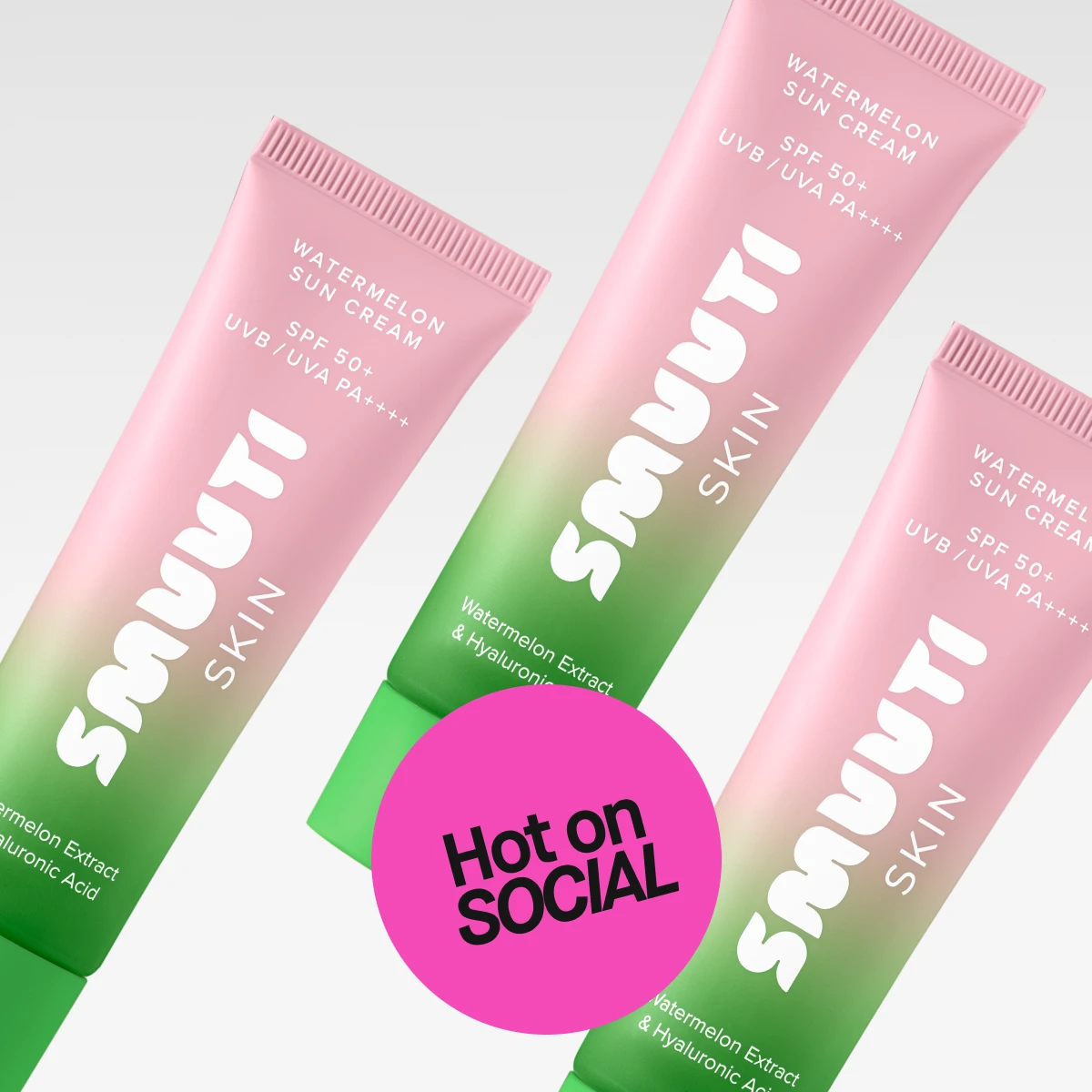 Kolme Smuutti Skin Watermelon Sun Cream -tubia, tekstit 'Hot on SOCIAL' valkoista taustaa vasten.