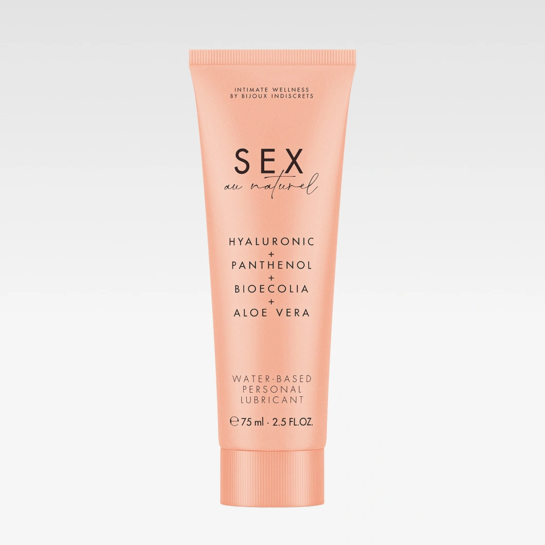 Vaaleanpunainen SEX au naturel -vesipohjainen liukuvoide Bijoux Indiscrets -brändiltä. Pakkauksessa näkyvät tekstit “HYALURONIC”, “PANTHENOL”, “BIOECOLIA”, “ALOE VERA” ja “WATER-BASED PERSONAL LUBRICANT”.