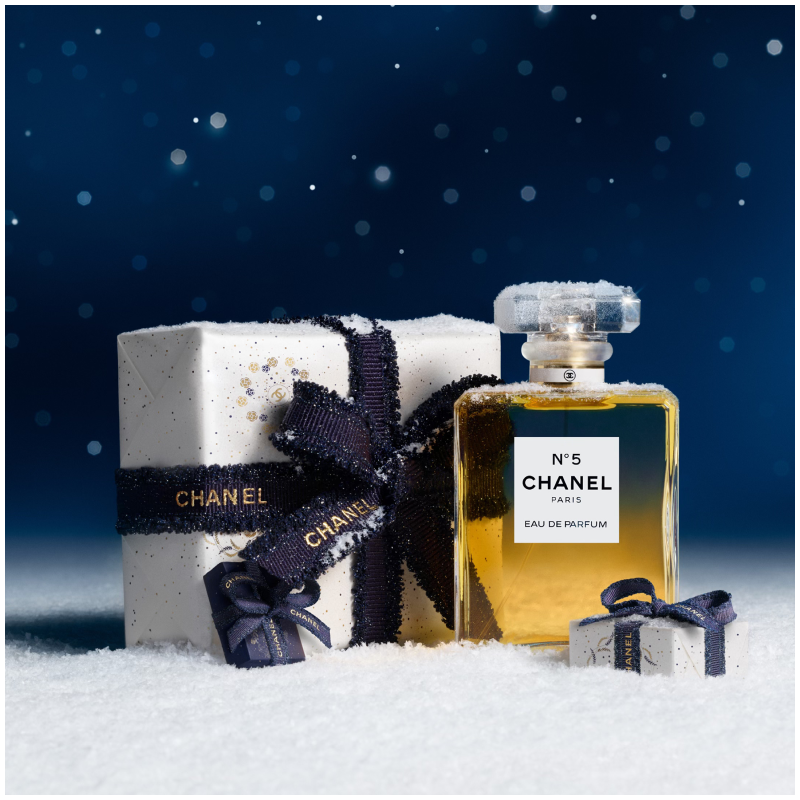 Chanel hudpleieprodukter, inkludert La Crème Main, N°1 de Chanel, Le Lift Crème og Sublimage La Crème, på en snødekt bakgrunn med stjernehimmel.