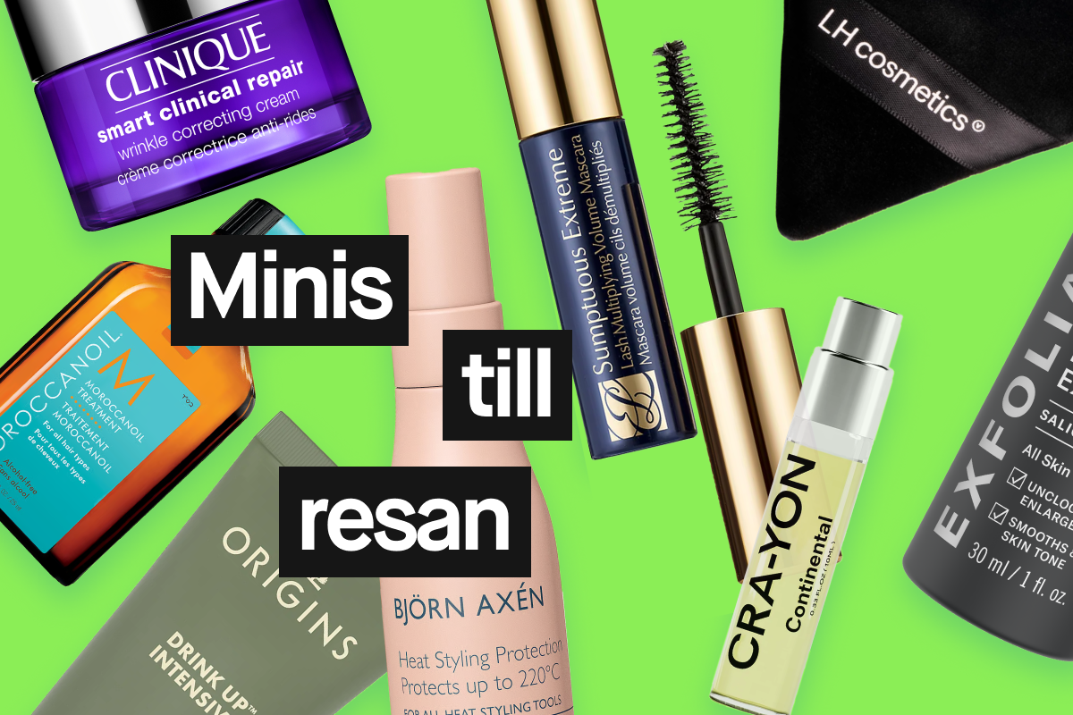 Flera skönhetsprodukter i miniformat på grön bakgrund med texten “Minis till resan”, inklusive Clinique Smart Clinical Repair, Estée Lauder Sumptuous Extreme Mascara, Moroccanoil Treatment, Origins Drink Up Intensive, Björn Axén Heat Styling Protection Protects up to 220°C, Crayon Continental och Paula’s Choice 2% BHA Liquid Exfoliant.