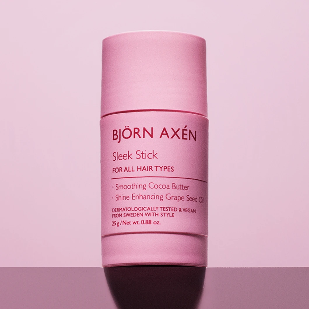 Björn Axén Sleek Stick hårprodukt i rosa emballasje vises mot en ton-i-ton rosa bakgrunn.