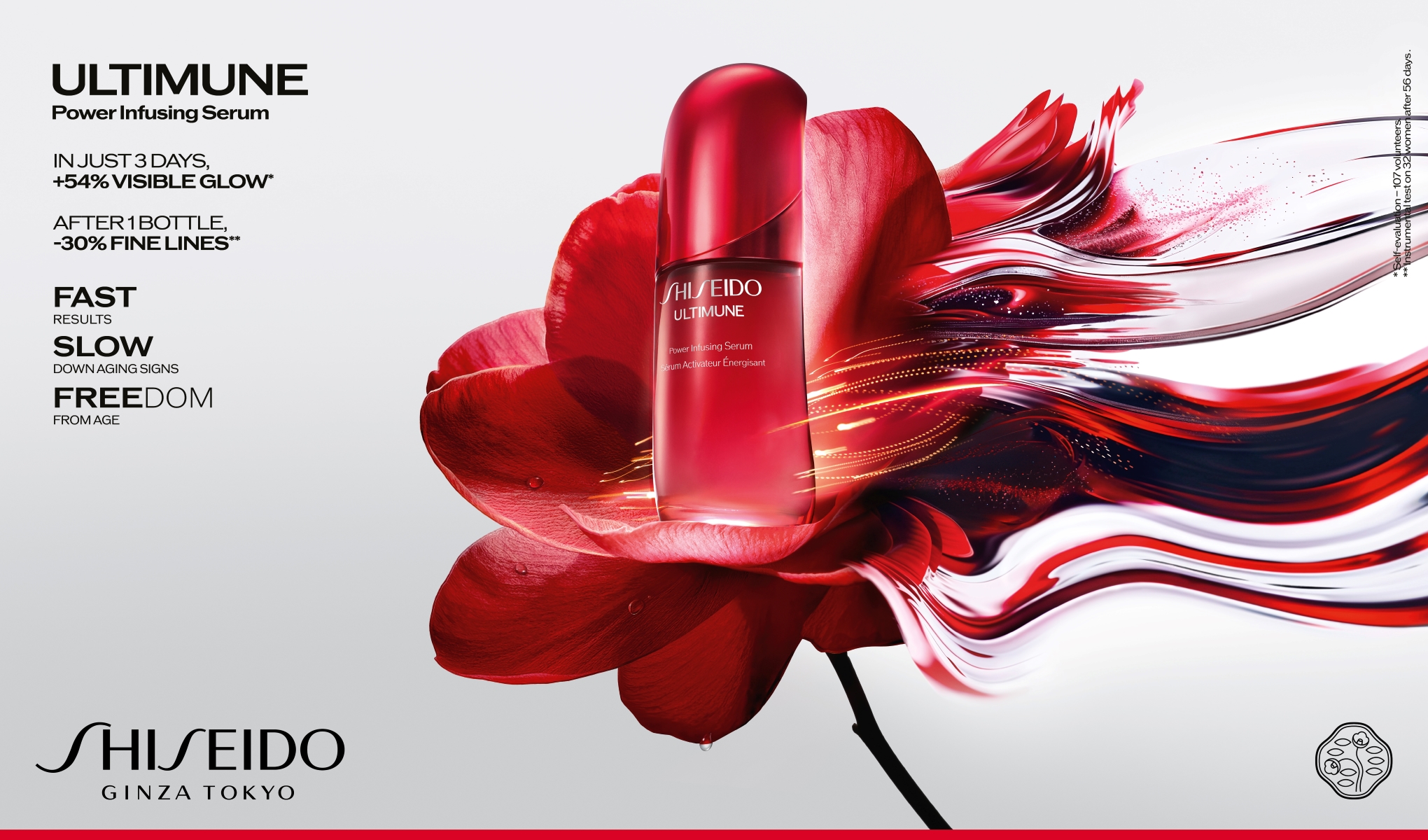 Shiseido Ultimune serumflaske plassert på en rød blomst, med røde og hvite flytende former mot en lys bakgrunn.