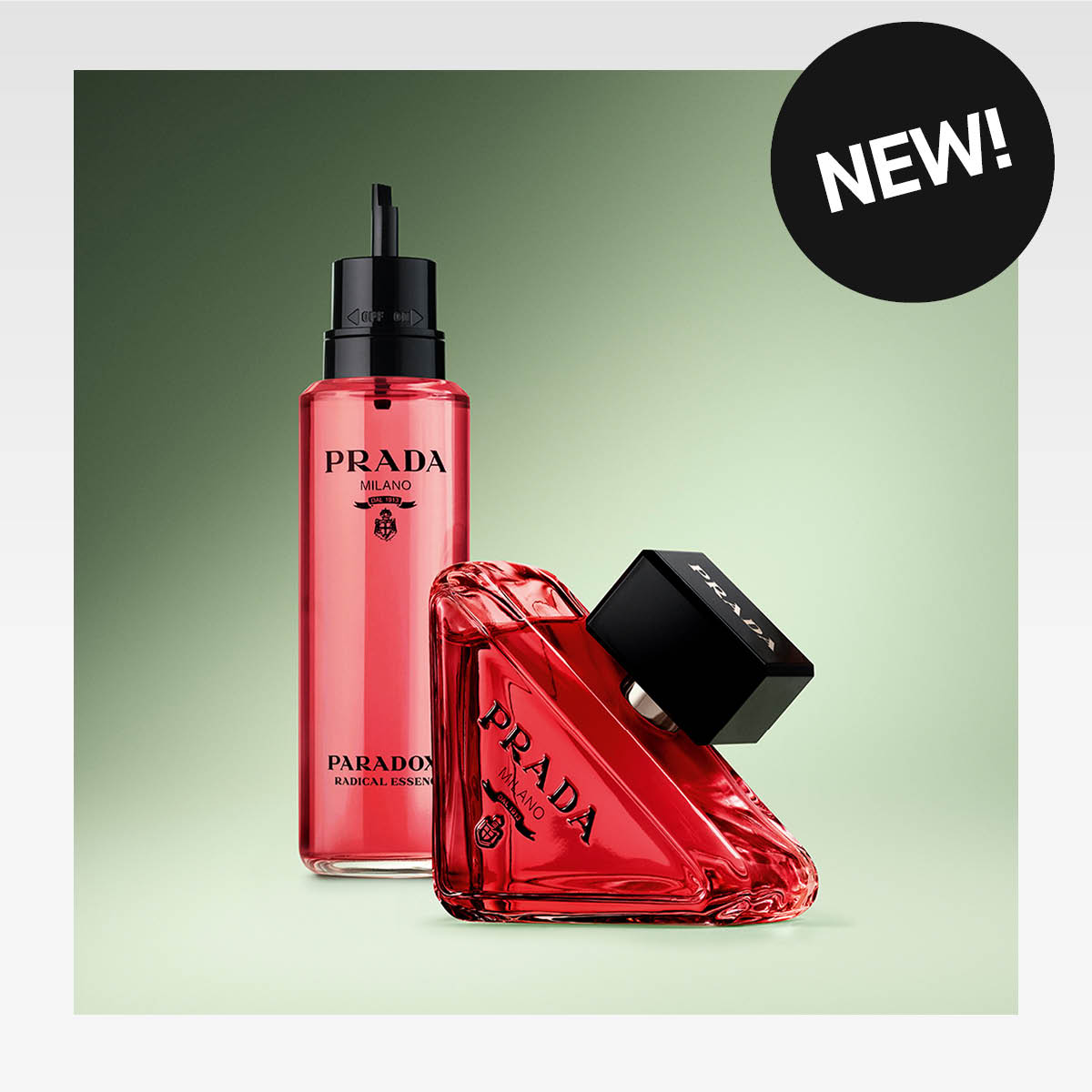 Ny Prada Paradoxe produktkolleksjon som inkluderer parfyme og sprayflaske. Produktene er røde med svarte korker.