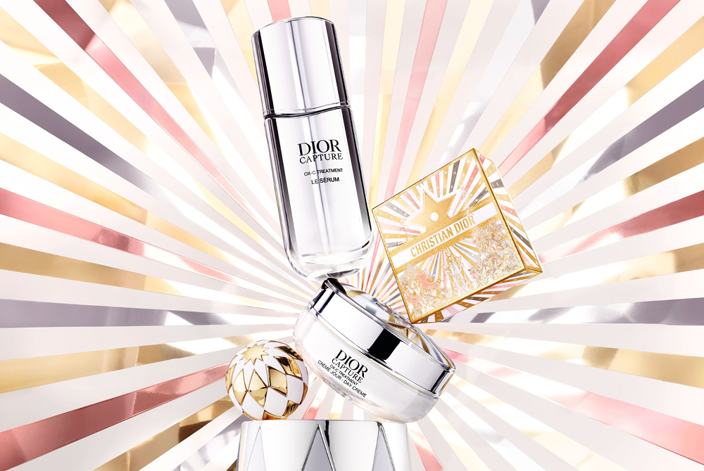 Dior Capture silverburkar på strålande vit och roséguld bakgrund samt julkula i guld/vitt.