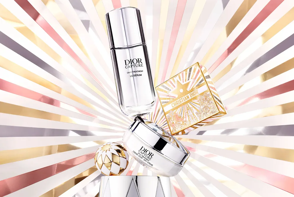 Dior Capture silverburkar på strålande vit och roséguld bakgrund samt julkula i guld/vitt.