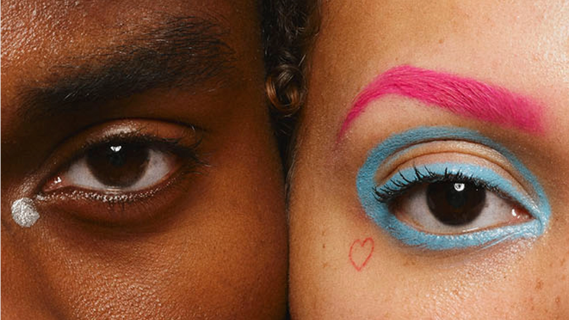 Närbild av två ansikten sida vid sida med fokus på ögonen; en med naturlig ögonmakeup och ljus highlight i inre ögonvrån, den andra med stark makeup med rosa ögonbryn, blå ögonskugga och en liten röd hjärtmarkering under ögat.
