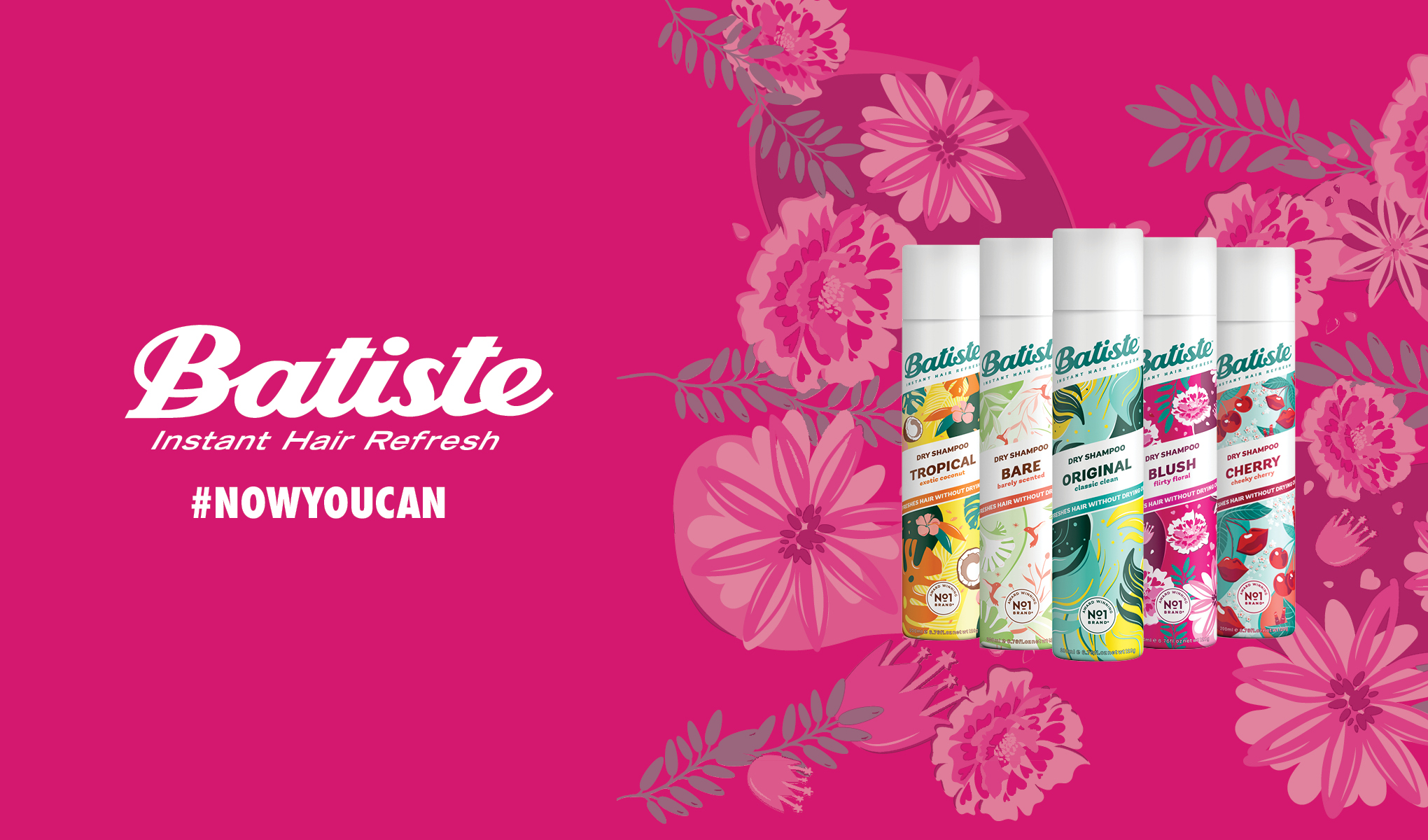 Kuvassa on Batiste-kuivashampoot. Oikealla on viisi eri Batiste-kuivashampoon makua: Tropical, Bare, Original, Blush ja Cherry. Jokaisessa pullossa on värikäs kuvio, joka edustaa sen tuoksua. Taustalla on vaaleanpunainen kukkakuvio. Vasemmalla puolella on teksti ”Batiste Instant Hair Refresh” ja hashtag ”#NOWYOUCAN” valkoisin kirjaimin.