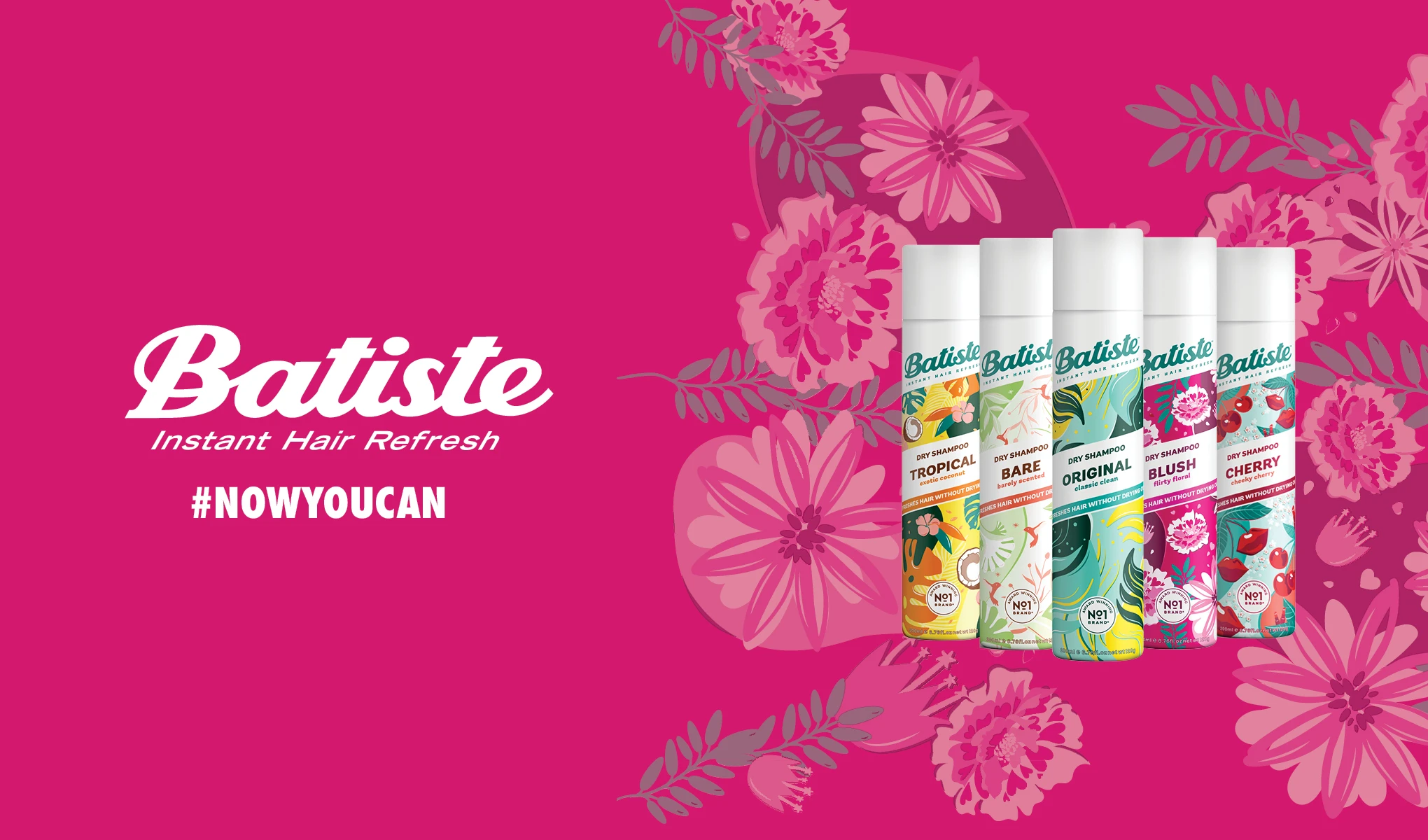 Kuvassa on Batiste-kuivashampoot. Oikealla on viisi eri Batiste-kuivashampoon makua: Tropical, Bare, Original, Blush ja Cherry. Jokaisessa pullossa on värikäs kuvio, joka edustaa sen tuoksua. Taustalla on vaaleanpunainen kukkakuvio. Vasemmalla puolella on teksti ”Batiste Instant Hair Refresh” ja hashtag ”#NOWYOUCAN” valkoisin kirjaimin.