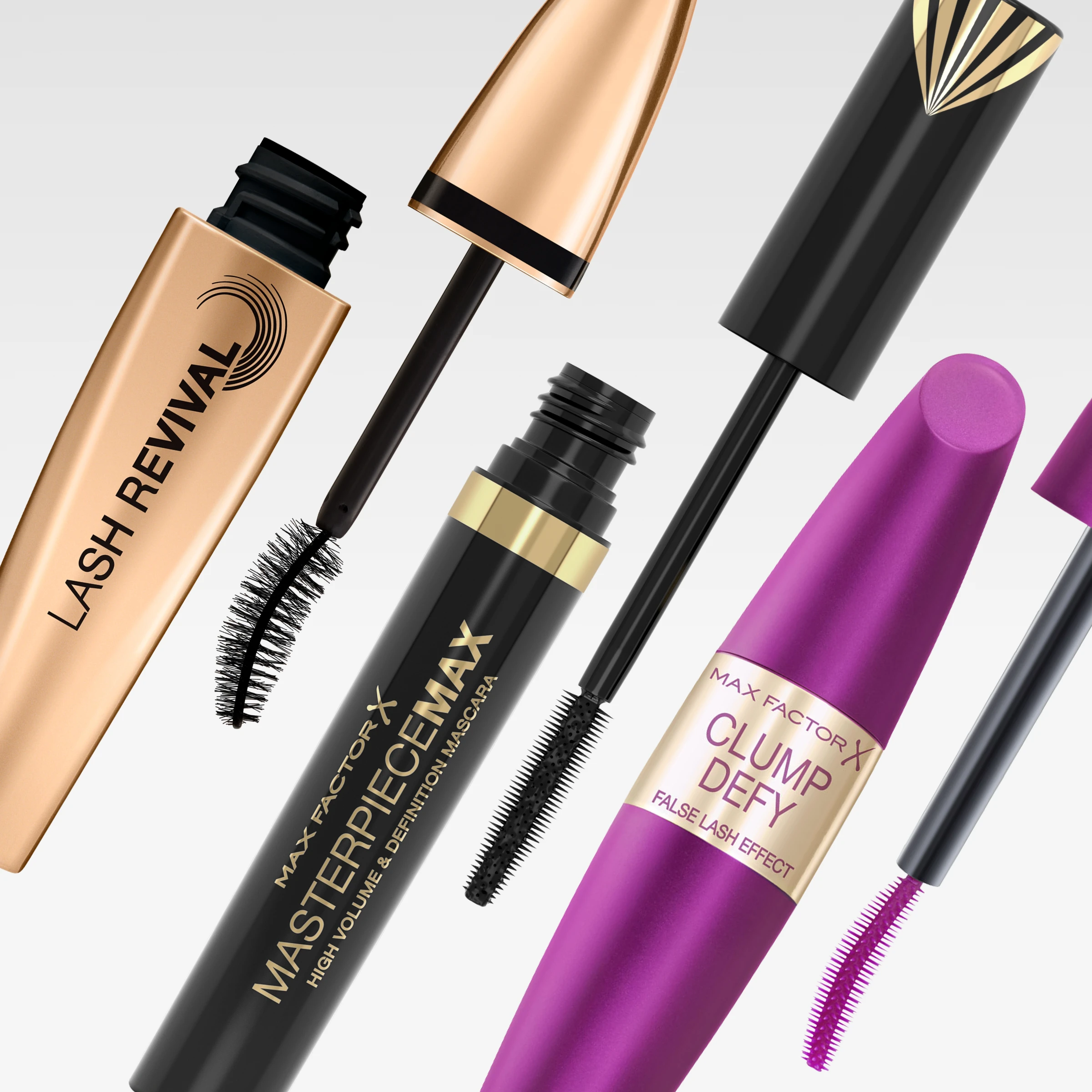 Max Factor mascaror i guldsvarta och lila förpackningar med öppna mascaraborstar mot ljusgrå bakgrund. Synlig text inkluderar “Lash Revival”, “Masterpiece Max High Volume & Definition Mascara” och “Clump Defy False Lash Effect”.