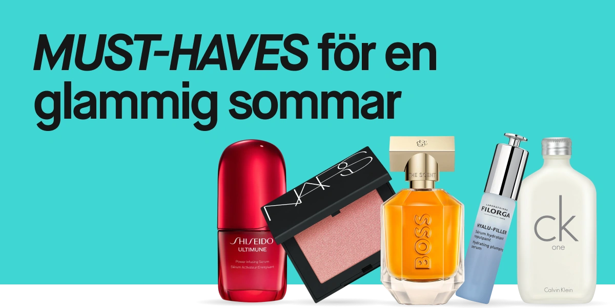 Turkos kampanjbanner med texten “MUST-HAVES för en glammig sommar” tillsammans med beautyprodukter från Shiseido, NARS, Hugo Boss, Filorga och Calvin Klein. Synliga produkter inkluderar Ultimune serum, rouge, The Scent parfym, Hyalu-Filler serum och CK One parfym.