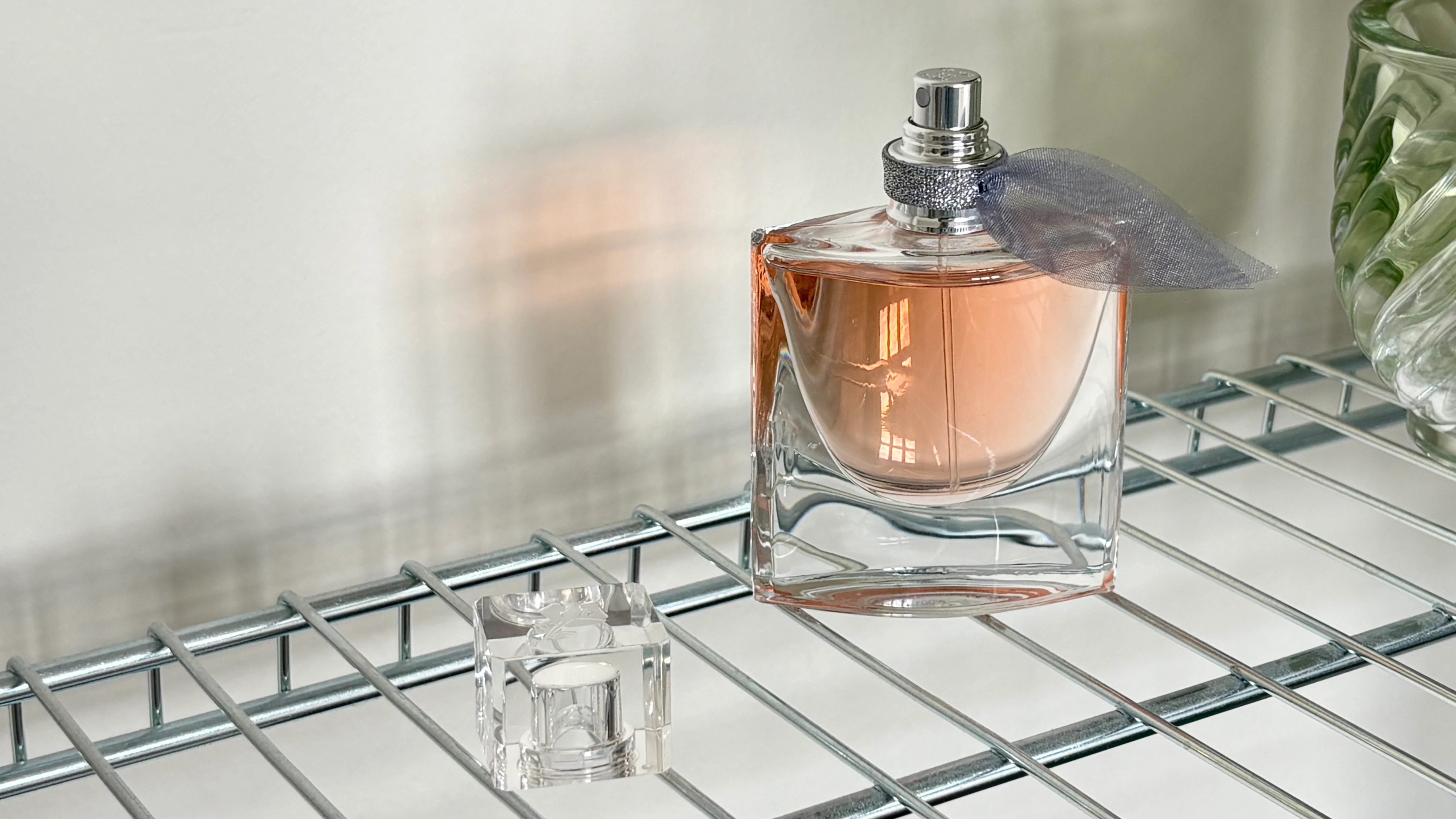 Parfume, der står på en reol