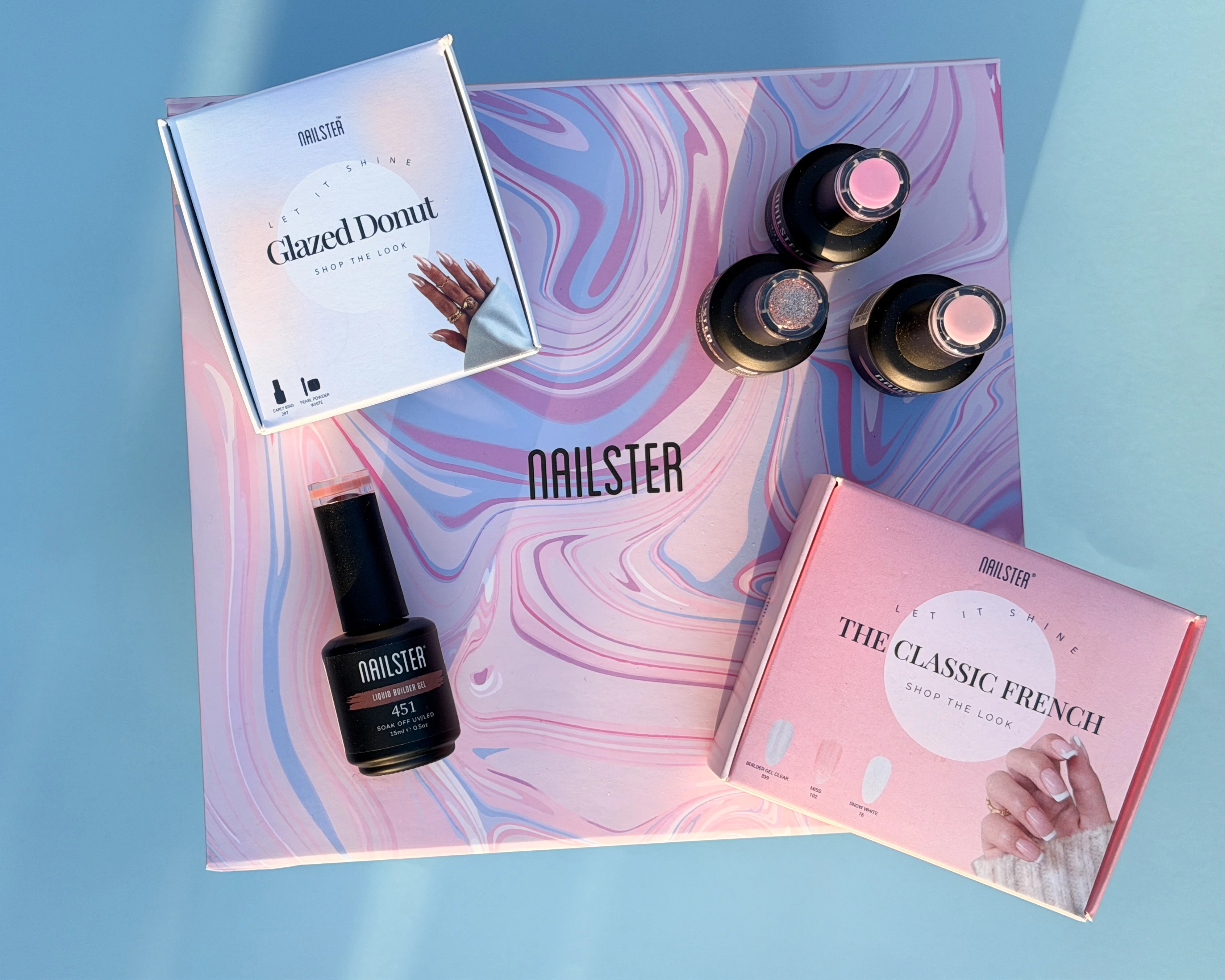 NAILSTER negleprodukter: Glazed Donut og The Classic French kits, og fire flasker neglelak, inkl. Liquid Builder Gel 451.