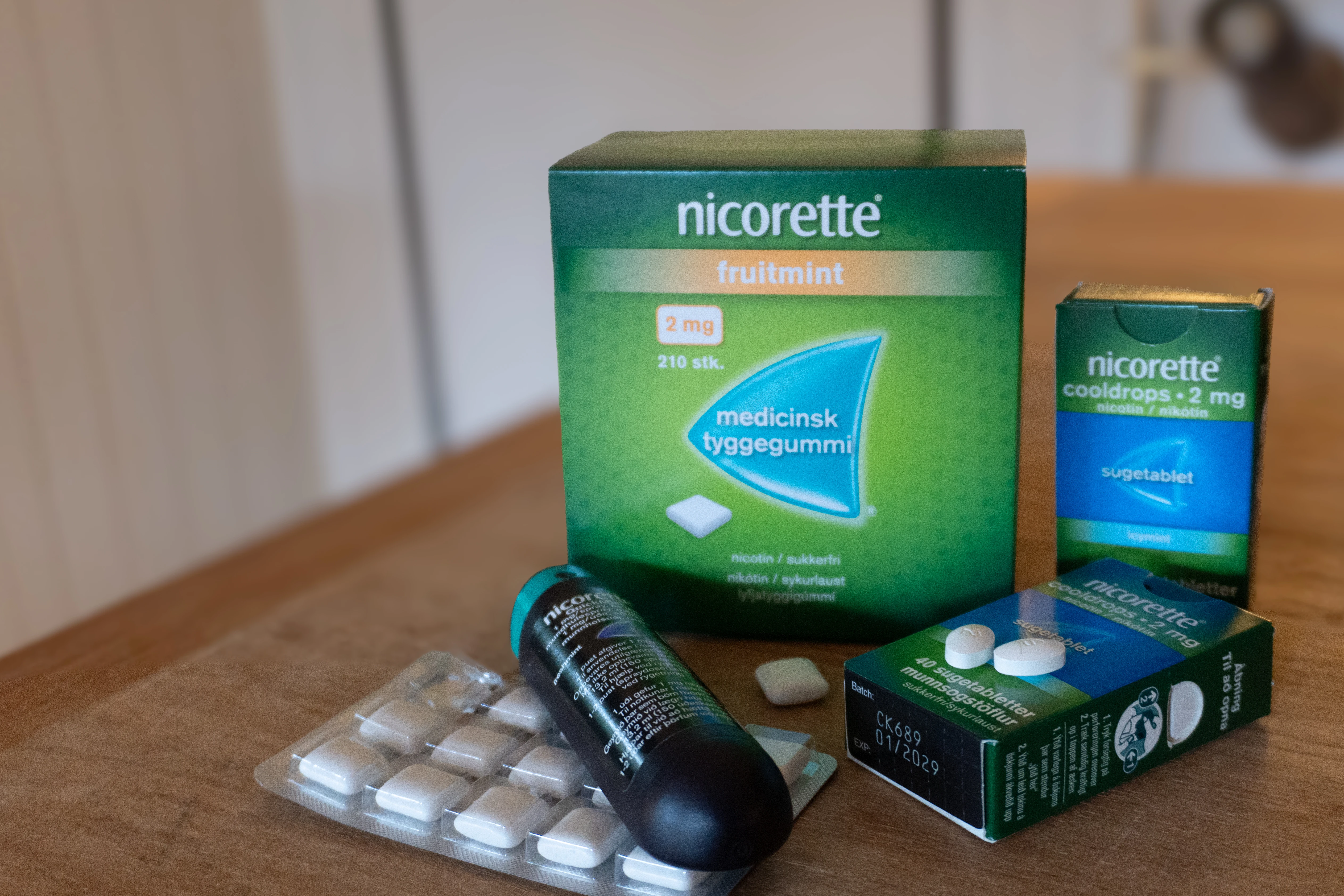 billeder af Nicorette produkter på et bord