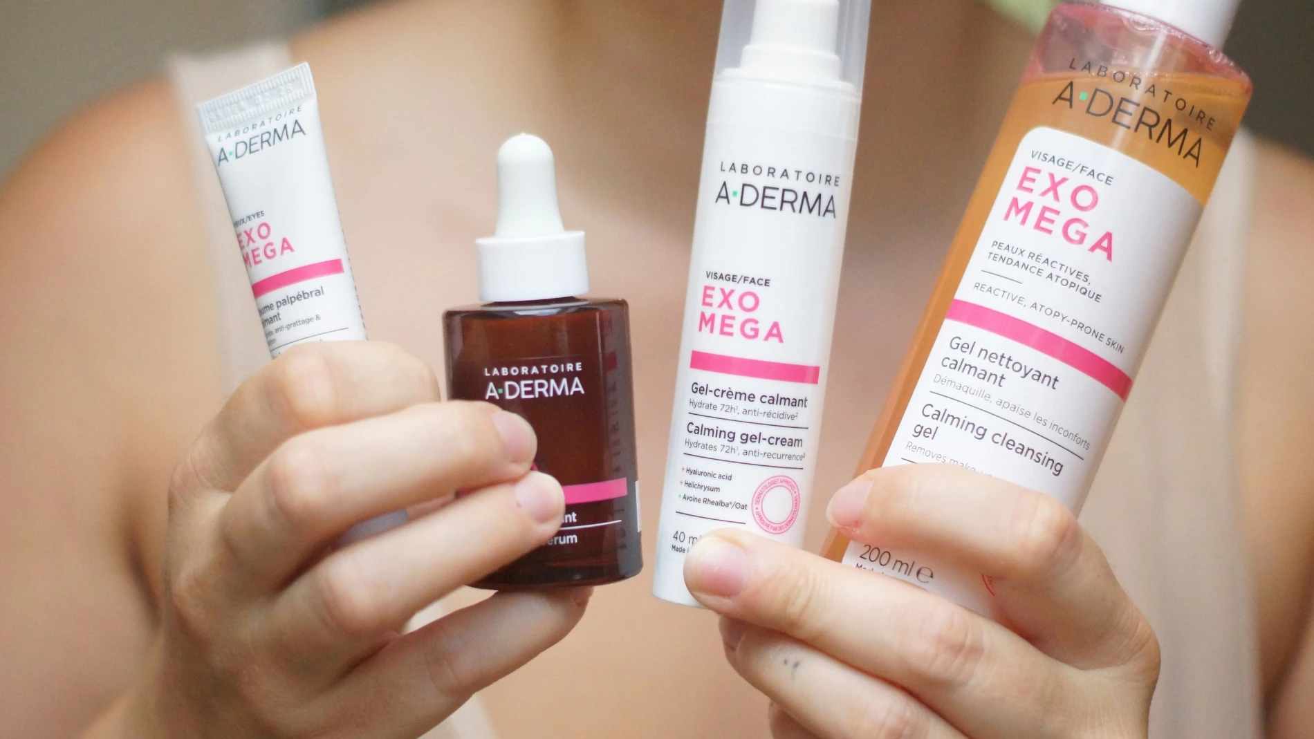 A-DERMA ExoMega hudplejeserie med øjenbalsam, serum, beroligende gel-creme og rensegel.