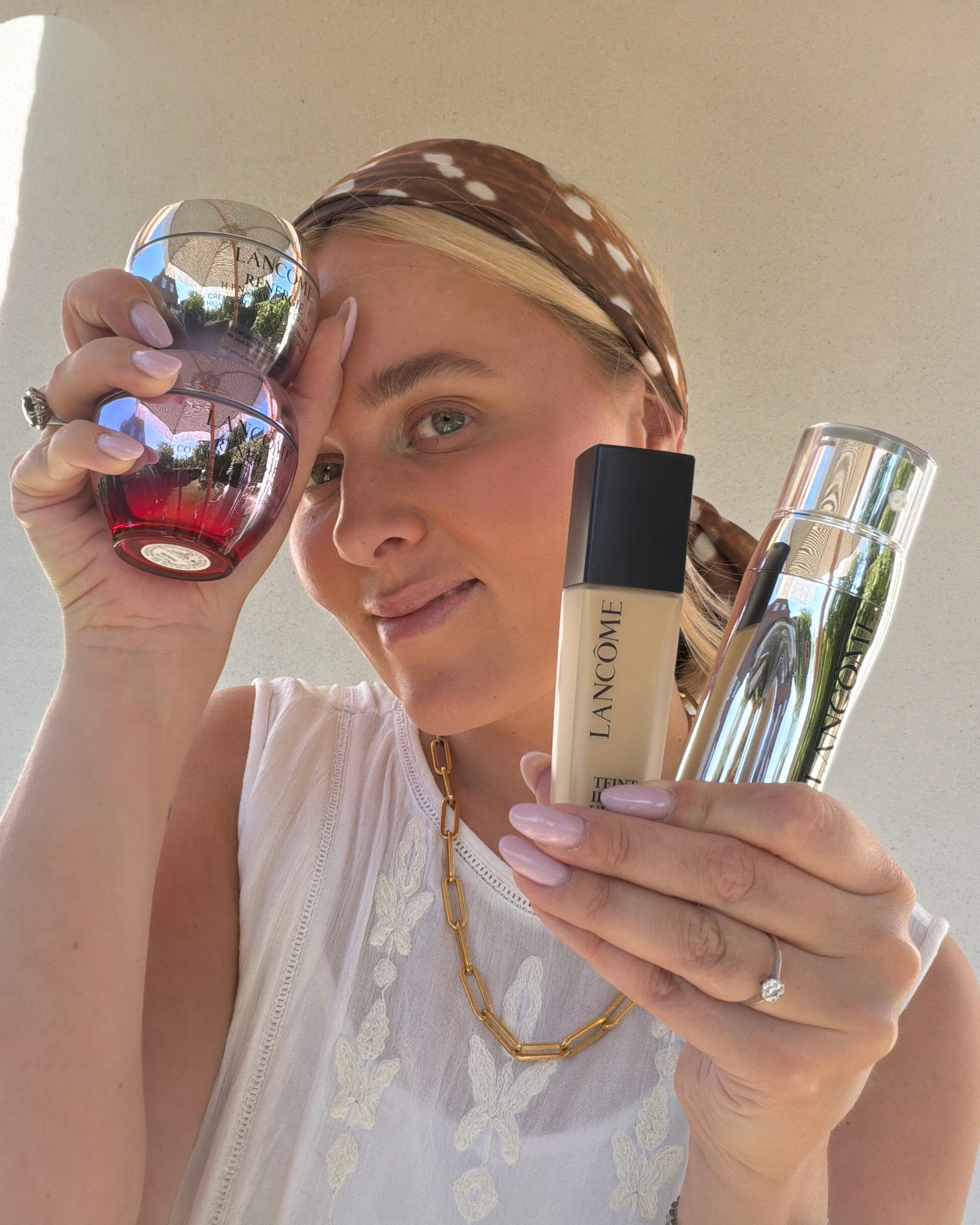 kvinde med fire lancome produkter 