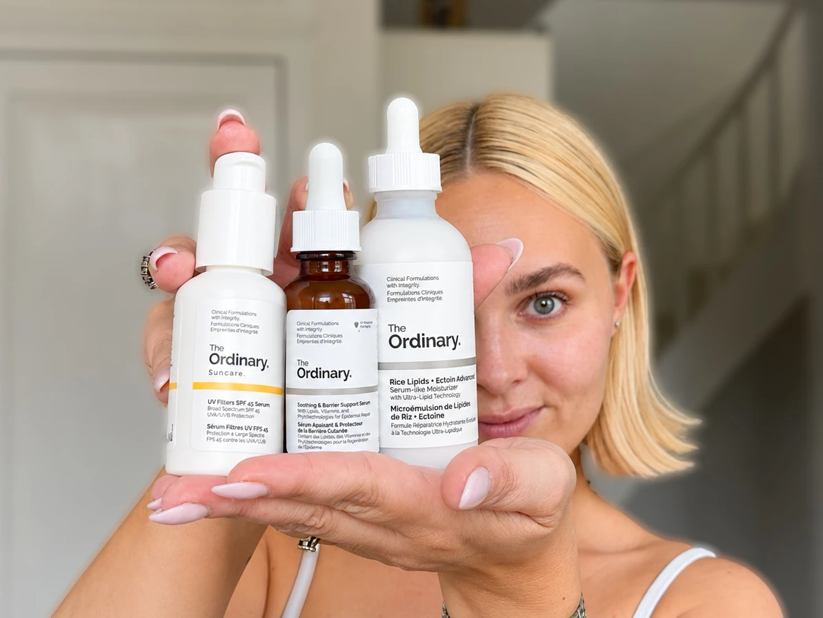 en kvinde med tre the ordinary produkter