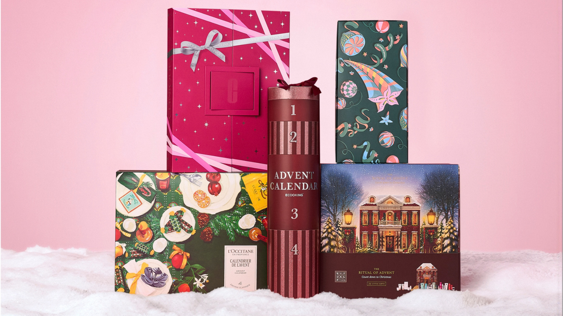 Fem julekalendere: Clinique, Ecooking, L'Occitane, Ritual of Advent og en grøn mønstret, arrangeret på sne.