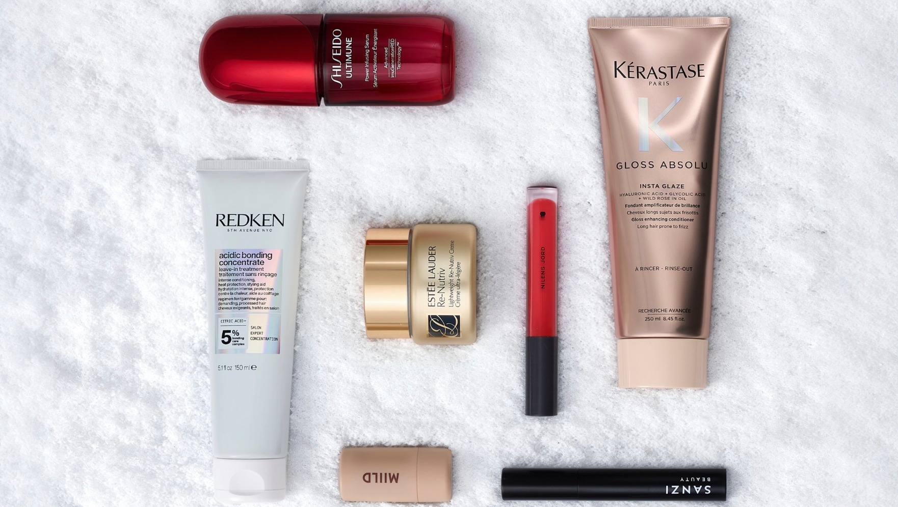 Udvalg af skønhedsprodukter: Shiseido Ultimune serum, Redken hårkur, Estée Lauder creme og Kérastase hårpleje.