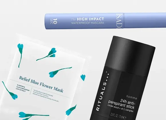 Tre skönhetsprodukter på ljus bakgrund: IsaDora “The High Impact Waterproof Mascara”, en förpackning med ansiktsmasken “Relief Blue Flower Mask” med blå blomillustrationer samt RITUALS Homme “24h anti-perspirant stick – Cardamom & Vetiver Complex, 2.5 fl. oz / 75 ml”.