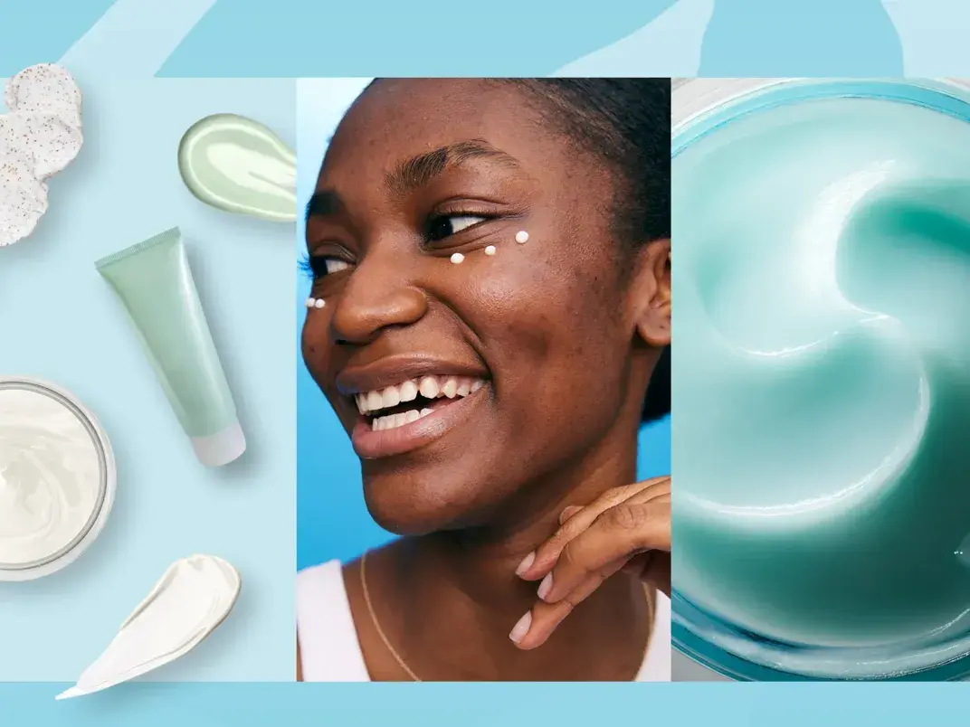 En samling av hudvårdsprodukter inklusive en tub med grön kräm, en burk med vit kräm, en klick vit kräm med exfolierande partiklar, en klick ljusgrön gel och en klick vit kräm. En person håller handen vid ansiktet och en burk med ljusblå kräm syns till höger.