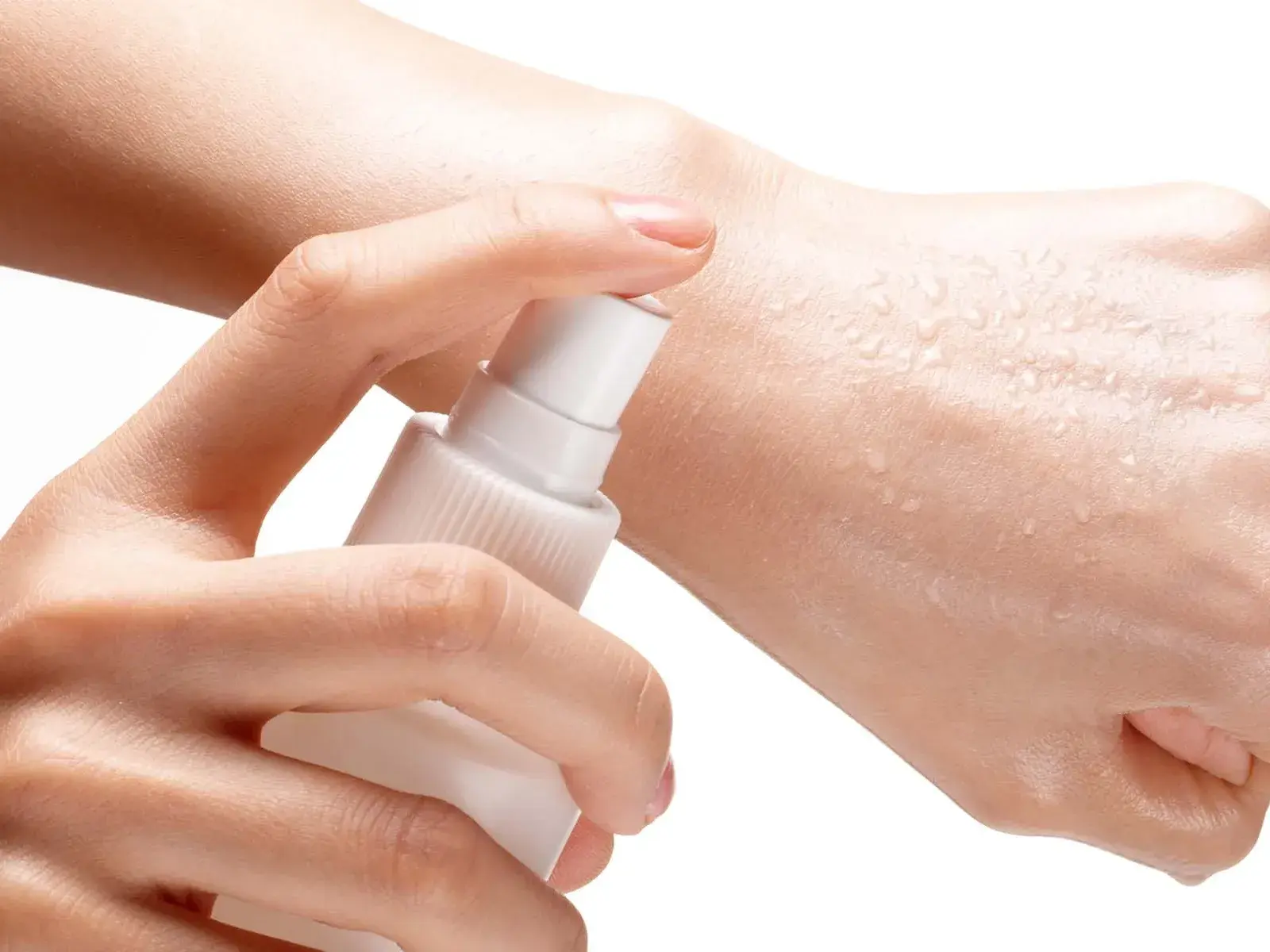  En hand som sprayar vätska på en annan hand.
