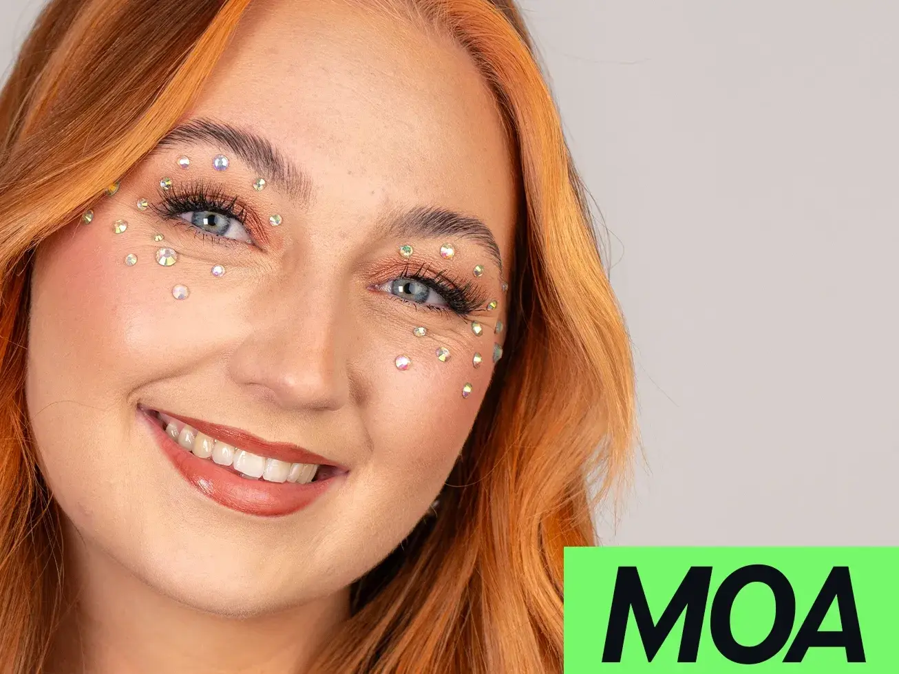 Moa Jönsson, är en av deltagarna i KICKS TikTok-serie Sveriges nästa makeupstjärna, med glittriga stenar runt ögonen.