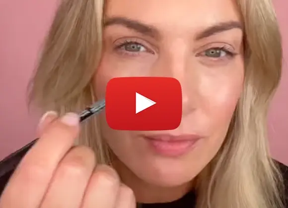 Hailey Bieber näyttää, kuinka luoda "strawberry makeup" -meikkilook.